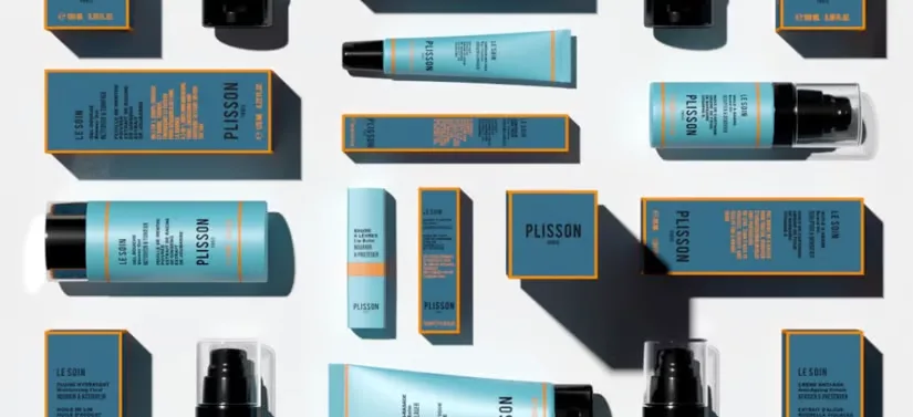Her ses en masse Plisson 1808 produkter i blålige nuancer. Baggrunden er hvid.