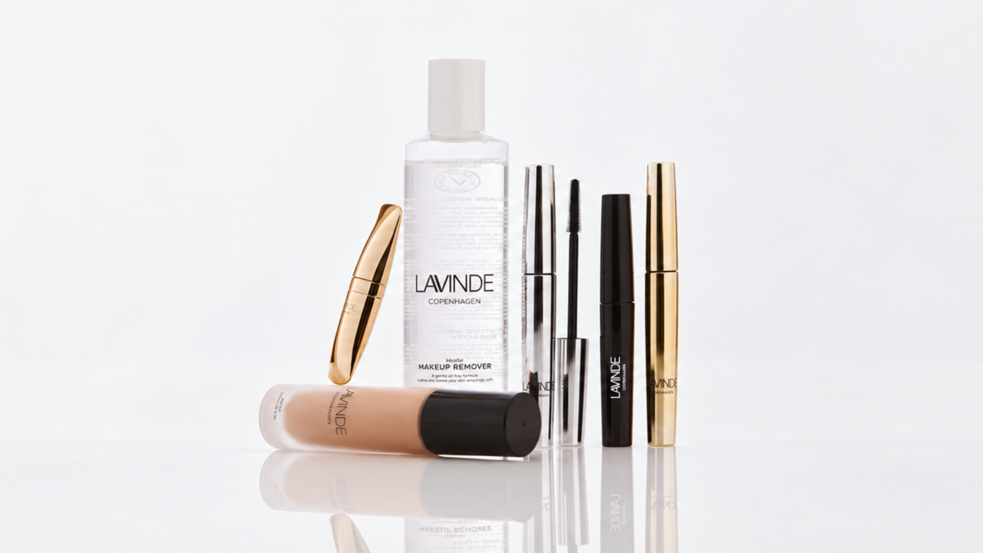LAVINDE COPENHAGEN produkter: Makeupfjerner, flydende foundation og mascaraer i guld, sølv og sort.