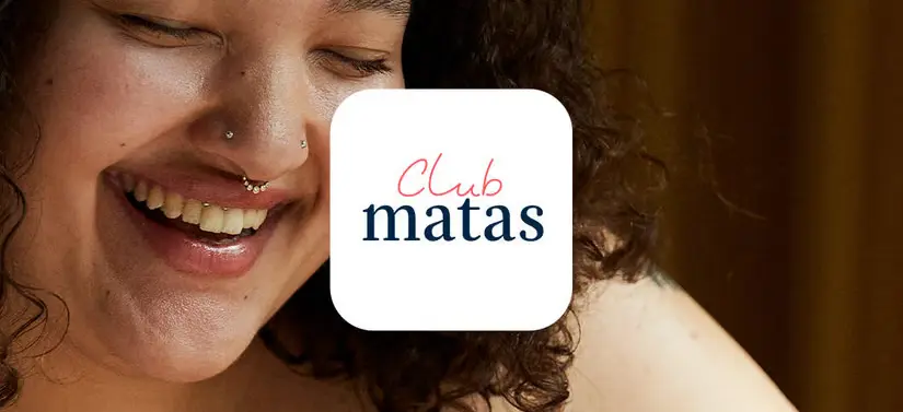 Her ses ansigtet af en smilende kvinde. Foran ses ClubMatas app logoet.