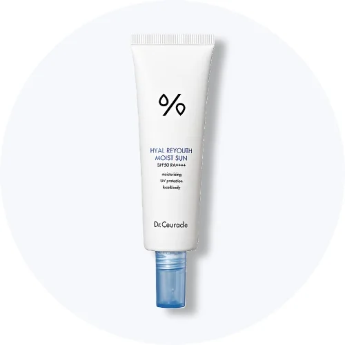Her ses en Dr. Ceuracle Hyal Reyouth Moist Sun SPF 50+ i hvid emballage med lyseblå detaljer på en lys baggrund.