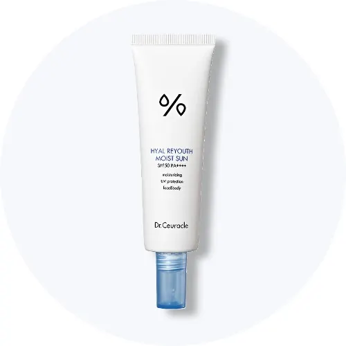 Her ses en Dr. Ceuracle Hyal Reyouth Moist Sun SPF 50+ i hvid emballage med lyseblå detaljer på en lys baggrund.