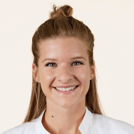 Her ses en smilende kvinde med brunt halvt-opsat hår. Hun hedder Alice.