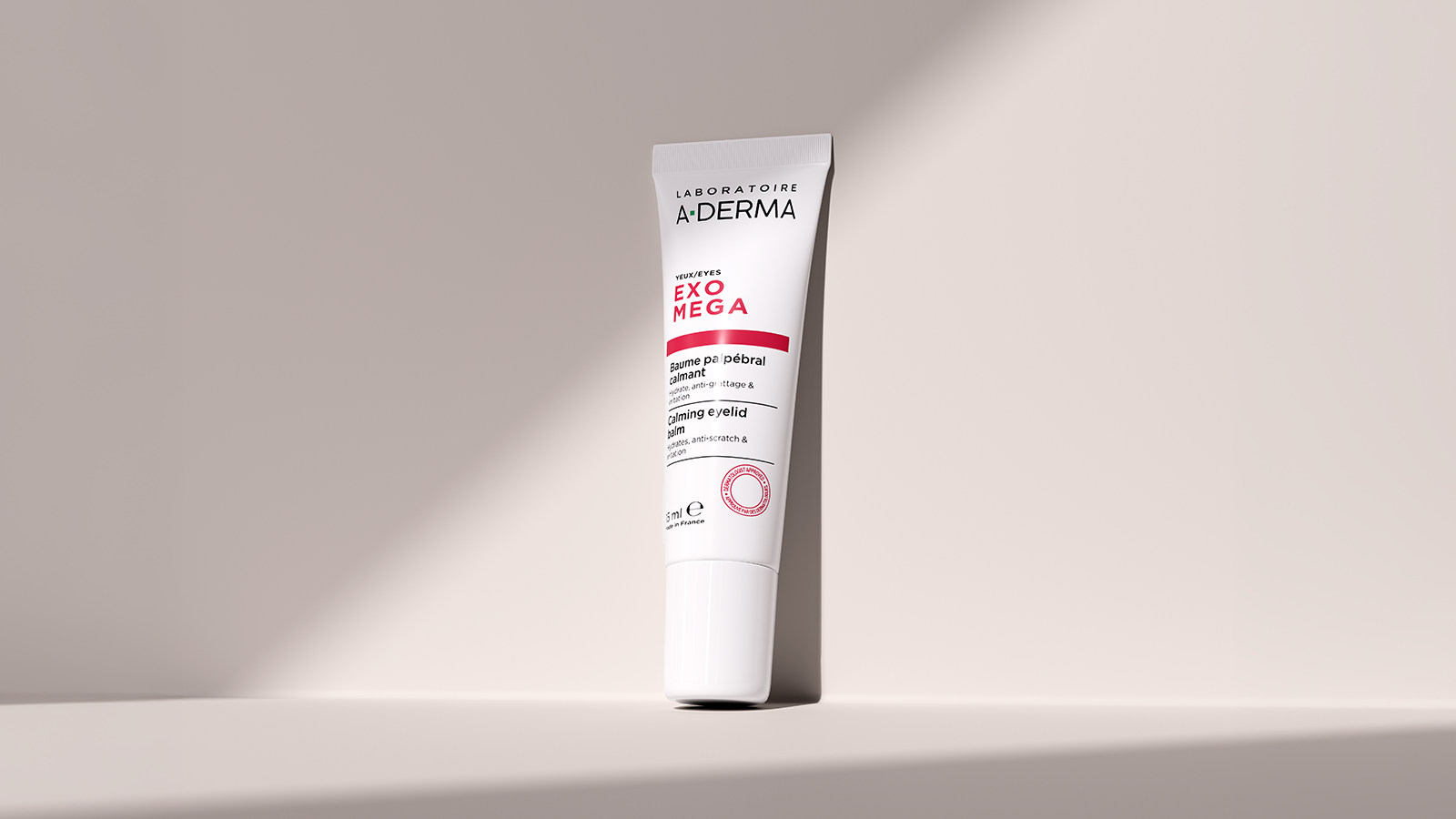 Hvid tube med A-DERMA LABORATOIRE EXO MEGA beroligende øjenlågsbalsam, 15 ml. Produktet hydrerer, er kløestillende og mod irritation og er dermatologisk godkendt.