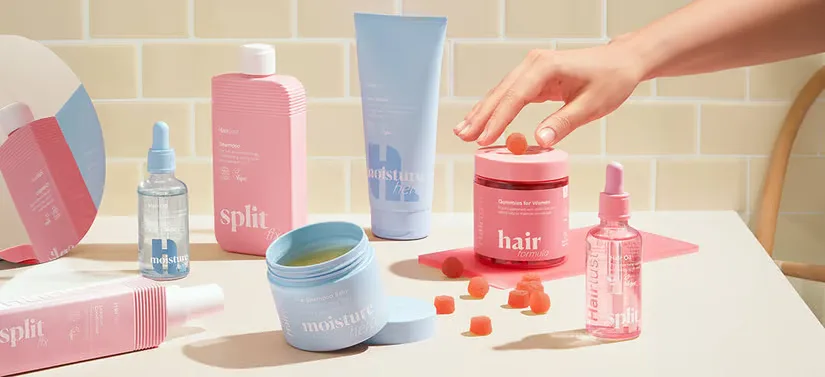 Her ses flere farverige Hairlust produkter på et badeværelse i neutrale farver.