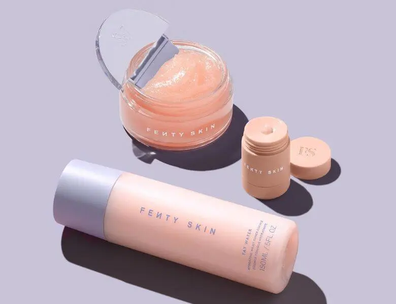 Her ses tre Fenty produkter, som ligger på en lilla baggrund.