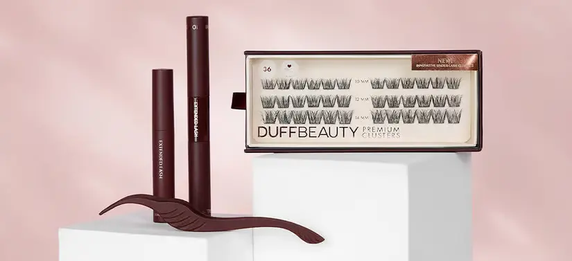 Her ses nogle forskellige DUFFBEAUTY produkter på en lyserød baggrund.