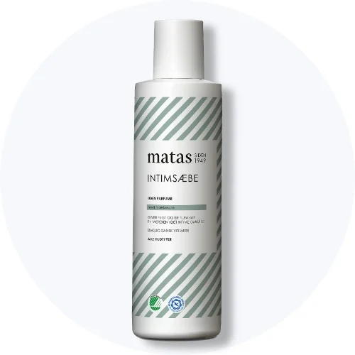 Matas intimsæbe uden parfume i hvid flaske med grønne striber på lys grå baggrund.