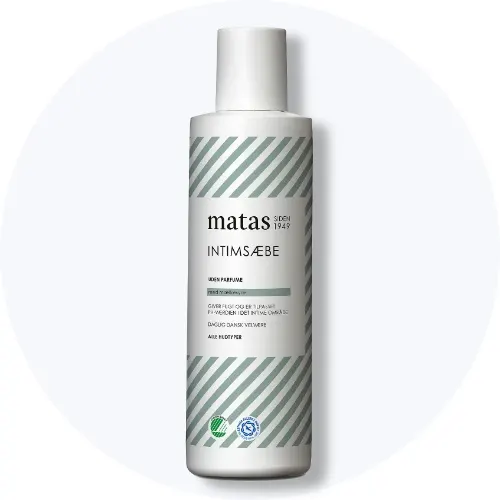 Matas intimsæbe uden parfume i hvid flaske med grønne striber på lys grå baggrund.
