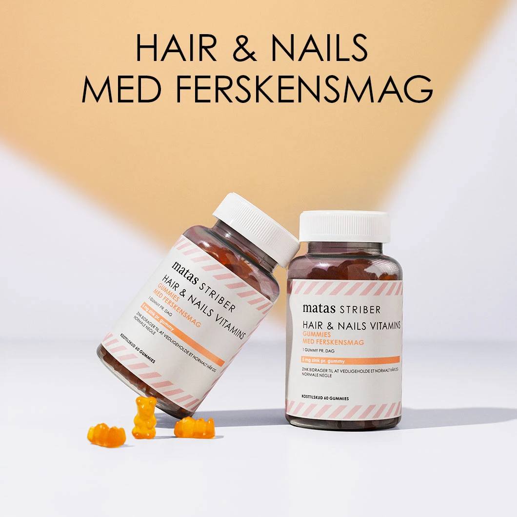 Her ses en hvid og lyseorange baggrund. I toppen er en sort tekst og under ses to bøtter samt af Matas vitaminvingummier med ferskensmag. Der er desuden tre vingummer forrest.