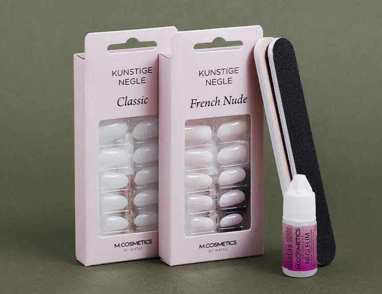 Her ses nogle M.Cosmetics produkter til neglene. Produkterne har alle lyserøde farver i sig og baggrunden er en mørke grøn-grålig farve.
