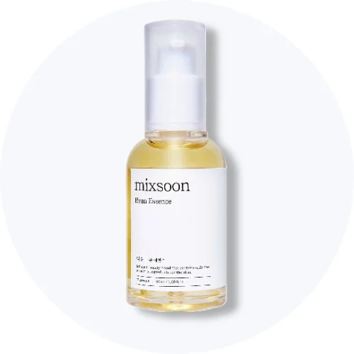 Her ses en Mixsoon Bean Essence i en gennemsigtig pumpeflaske på en lys baggrund.