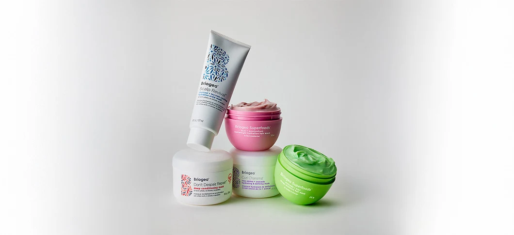 Her ses en lys baggrund med fem Briogeo produkter.