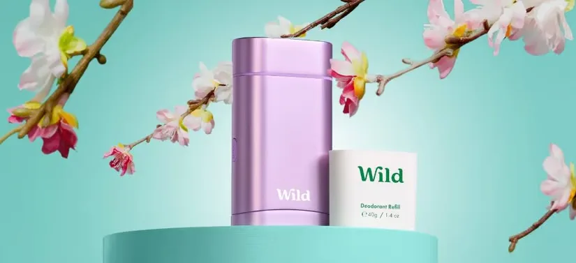 Her ses Wild produkter på en blå baggrund med blomster. 