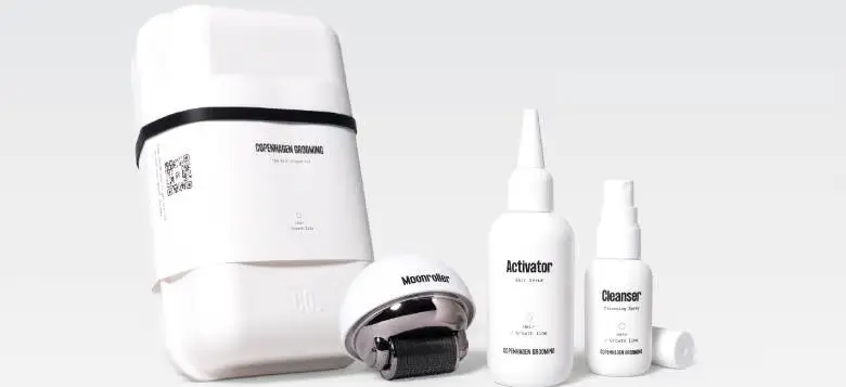 Her ses forskellige Copenhagen Grooming produkter, som alle er hvide med sorte detaljer. Baggrunden har en meget lys grå farve.