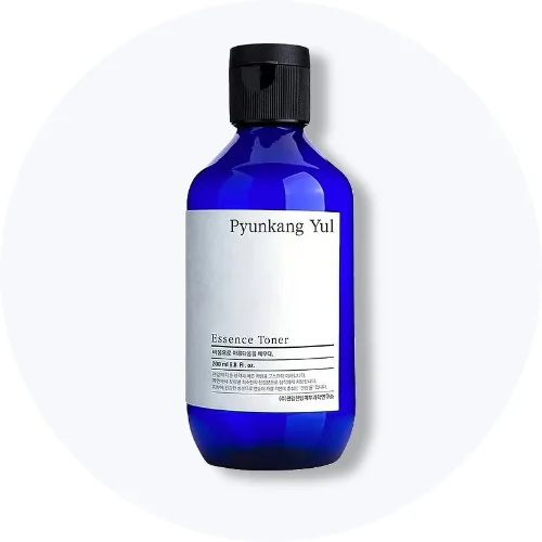 Her ses en Pyunkang Yul Essence Toner i en blå flaske på en lys baggrund.