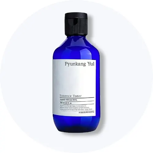 Her ses en Pyunkang Yul Essence Toner i en blå flaske på en lys baggrund.