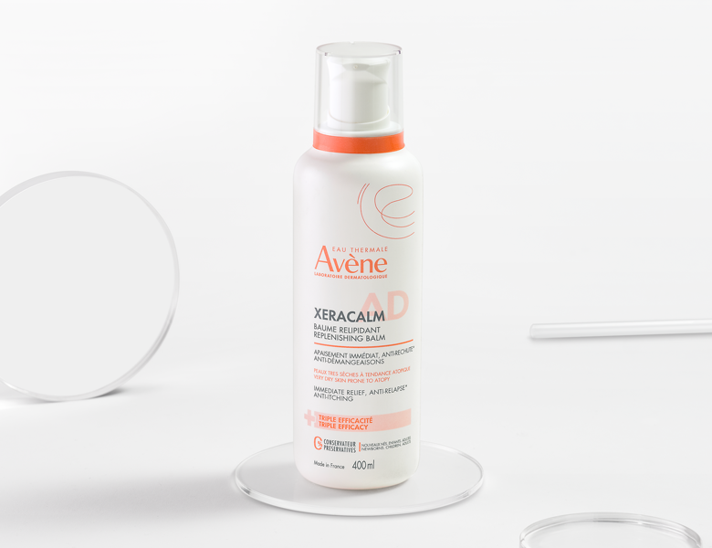 Her ses en Avène XeraCalm kropscreme i hvid emballage på en lys baggrund.