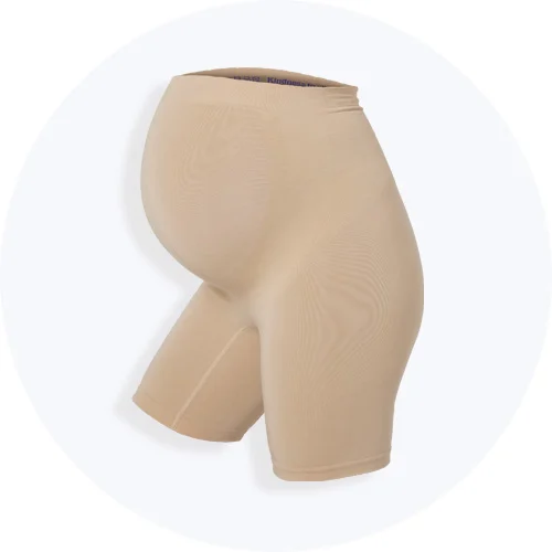 Beige graviditetsshorts med støtte over maven på lys grå baggrund.