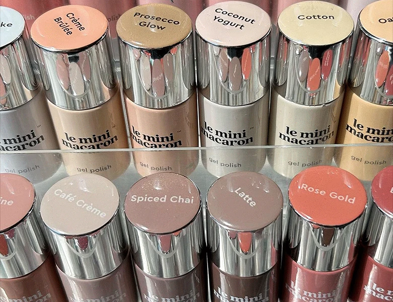Her ses en masse forskellige Le Mini Macaron gel neglelakker oppefra.