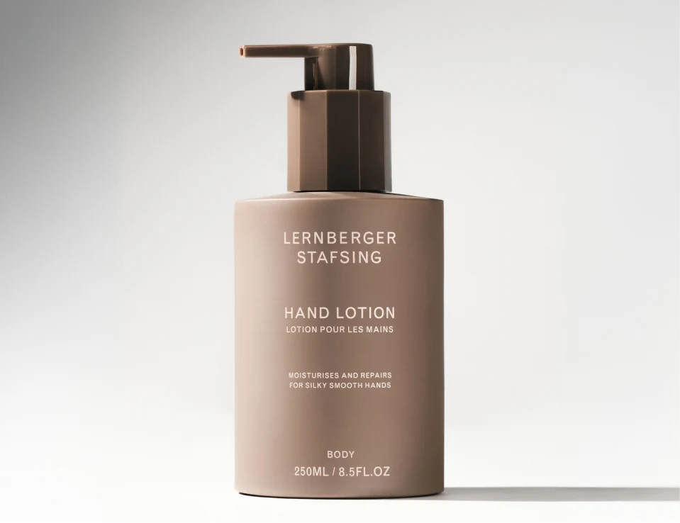 Her ses Lernberger Stafsing Hand Lotion i en brun pumpeflaske. På emballagen står blandt andet “Hand Lotion”, “Moisturises and Repairs for Silky Smooth Hands” og “250 ml”.