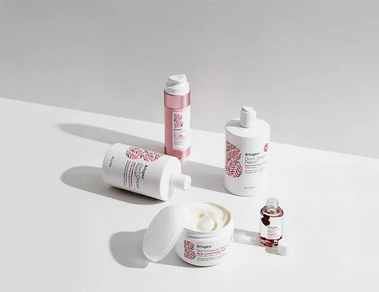 Her ses en hvid baggrund med fem hvide og røde produkter.