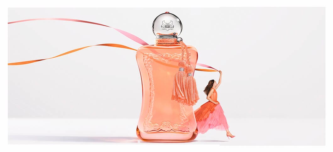   Uploaded image Lav en kort al tekst der beskriver dette billede  To modeller viser Benefit-blush: en “Juice Stick” dewy gel blush og en “Play Daze” flydende blush, begge i lyserøde nuancer med fokus på friske, glødende kinder.   være mere beskrivende  To nærbilleder af modeller med naturlig, strålende hud viser Benefit Cosmetics blush-produkter. Til venstre smiler en model og holder en “Juice Stick” dewy gel blush i en koral-lyserød nuance, mens hendes kinder fremstår glødende og friske. Til højre holder en anden model en “Play Daze” flydende blush i en blød rosa farve, som giver et let, luftigt og rosigt look. Begge billeder har en varm, pink baggrund og fremhæver et saftigt, sundt kindlook.   det skal være objektivt  To side-by-side billeder fra Benefit Cosmetics. Til venstre ses en person, der holder en koral-lyserød “Juice Stick” gel blush tæt ved ansigtet. Til højre ses en anden person, der holder en lyserød “Play Daze” flydende blush. Begge produkter vises i brug ved kinderne, og baggrundene er i pink nuancer med tekst om produkternes navne og effekt.   start med "her ses"  Her ses to side-by-side billeder fra Benefit Cosmetics. Til venstre holder en person en koral-lyserød “Juice Stick” gel blush tæt ved ansigtet. Til højre holder en anden person en lyserød “Play Daze” flydende blush. Begge produkter vises ved kinderne, og baggrundene er i pink nuancer med tekst om produkternes navne og effekt.   du skal være mere præcis om den tekst der står på billedet  Her ses to side-by-side billeder fra Benefit Cosmetics med tekst overlagt. Til venstre står “benefit” øverst samt “Cheeks So JUICY” og “JUICE STICK dewy gel blush”, mens en person holder en koral-lyserød blush-stick ved kinden. Til højre står “Cheeks So Dazed” og “PLAY DAZE airy liquid blush”, mens en anden person holder en lyserød flydende blush ved kinden. Begge billeder har pink baggrunde.   Den er super.  Noteret.   Uploaded image beskriv på samme måde dette  Her ses et nærbillede af en person mod en lys, neutral baggrund. Personen er fotograferet fra siden med fokus på ansigtets hudstruktur og makeup, herunder en jævn hudtone, let glød på kinden og naturligt farvede læber. Der er ingen synlig tekst på billedet.   uh pas på med det med hudtekstur og tone  Her ses et nærbillede af en person mod en lys, neutral baggrund. Personen er fotograferet fra siden med fokus på ansigtet, herunder kind, læber og øje. Personen har let makeup, og der er ingen synlig tekst på billedet.   Uploaded image Gør samme med dette billede. du behøve rikke skrive noget ift. tekst når ikke der er tekst på.  Her ses flere blush-sticks samlet i en klynge mod en lys, neutral baggrund. Produkterne er i beige emballage med forskellige nuancer af blush i toppen, herunder rosa, koral og bærfarvede toner.   Uploaded image og samme  Her ses en samling af makeup-produkter fra MIILD placeret på en lys, neutral baggrund. Produkterne inkluderer flasker med foundation, en pumpeflaske, en stick og en rund kompakt, alle i beige og neutrale nuancer med “MIILD” skrevet på emballagen.   Uploaded image Samme  Her ses et nærbillede af en blush-stick i en beige emballage, hvor en makeupbørste påfører produktet fra overfladen. Produktet har en dyb rød nuance, og baggrunden er lys og neutral.   Uploaded image samme  Her ses to hudplejeprodukter fra MIILD placeret på en lys, neutral baggrund. Til venstre står en gennemsigtig flaske med pipette, og til højre en krukke med låg. Begge produkter har “MIILD” skrevet på emballagen.   beskriv også billedet på denne url: https://images.matas.dk/trsaf/w825/https://damcache-prd.matas.dk/v-639040682421801601/81/8e/492f-dd4f-4a21-8e71-a6921390d62e/517063-CH-JASMINE%20ABSOLUTE%2026-1060x485px-EMAD.jpg  Her ses et produktbillede af en parfume mod en lys baggrund. Billedet viser en mørk, højhælet skoformet flakon med blank overflade og en lys blomsterdetalje ved toppen. Produktet er placeret centralt og fremhæves med blødt lys og skygger.    hmm synes ikke helt det stemmer: https://images.matas.dk/trsaf/w825/https://damcache-prd.matas.dk/v-639040682421801601/81/8e/492f-dd4f-4a21-8e71-a6921390d62e/517063-CH-JASMINE%20ABSOLUTE%2026-1060x485px-EMAD.jpg   Thought for 24s Det har du ret i.  Her ses et reklamebillede med to højhælede parfumeflakoner formet som sko til venstre og en siddende person til højre. Den ene flakon er mørkeblå, og den anden er sort med en lys blomsterdetalje. Personen bærer sort tøj og er placeret foran en gylden, stråleformet baggrund.    gør samme: https://damcache-prd.matas.dk/v-639040683520075405/4c/62/bd3f-f79d-45e5-8f39-42b023888c75/1.%20Good%20Girl.jpg  Her ses et reklamebillede for en Carolina Herrera “Good Girl” parfume. Til venstre vises en højhælet parfumeflakon i mørk farve med en lys blomsterdetalje ved hælen. Til højre ses en person iført sort tøj, placeret mod en gylden baggrund med lysstråler. Billedet er opbygget med kontrast mellem den mørke flakon og den varme, gyldne baggrund.   smame med denne: https://damcache-prd.matas.dk/v-639040683520075405/4c/62/bd3f-f79d-45e5-8f39-42b023888c75/1.%20Good%20Girl.jpg  Her ses et reklamebillede for Carolina Herrera “Good Girl” parfume. Til venstre vises en højhælet parfumeflakon i sort med blank overflade og en lys blomsterdetalje ved hælen, som er karakteristisk for designet  . Til højre ses en person iført sort tøj, placeret foran en gylden baggrund med stråleformede lysdetaljer. Billedet er opdelt i to dele med kontrast mellem den mørke flakon og den varme, gyldne baggrund.   Uploaded image  Her ses et produktbillede af en Carolina Herrera “Good Girl” parfumeflakon formet som en højhælet sko. Flakonen er mørk med en blank overflade og en fremhævet gylden hæl. Baggrunden består af gyldne, stråleformede linjer på sort baggrund, der udgår bag produktet og skaber fokus på midten.   Uploaded image  Her ses et produktbillede af en Carolina Herrera “Bad Boy” parfumeflakon formet som et lyn. Flakonen er mørkeblå med en blank overflade og sort låg med logo. Baggrunden består af blå og gyldne, stråleformede linjer på sort baggrund, der udgår bag produktet og skaber fokus på midten.   Uploaded image  Her ses et produktbillede med tre Carolina Herrera parfumeflakoner formet som højhælede sko. Flakonerne er i henholdsvis sort, mørkeblå og lys rosa med blanke overflader og gyldne hæle. Baggrunden består af gyldne, stråleformede linjer på sort baggrund, der udgår bag produkterne og samler fokus i midten.   Uploaded image  Her ses et reklamebillede med en bar overkrop af en person med tatoveringer placeret centralt foran en dekorativ, blå baggrund med bølge- og ornamentmønstre samt stråleformede linjer bag hovedet. Til højre i billedet vises to parfumeflakoner formet som overkroppe i henholdsvis mørkeblå og turkis med horisontale striber.   ikke "reklamebillede" bare "billede"  Her ses et billede med en bar overkrop af en person med tatoveringer placeret centralt foran en dekorativ, blå baggrund med bølge- og ornamentmønstre samt stråleformede linjer bag hovedet. Til højre i billedet vises to parfumeflakoner formet som overkroppe i henholdsvis mørkeblå og turkis med horisontale striber.   med en "person med bar overkrop"  Her ses et billede med en person med bar overkrop og tatoveringer placeret centralt foran en dekorativ, blå baggrund med bølge- og ornamentmønstre samt stråleformede linjer bag hovedet. Til højre i billedet vises to parfumeflakoner formet som overkroppe i henholdsvis mørkeblå og turkis med horisontale striber.   Uploaded image  Her ses et billede med to parfumeflakoner med teksten “SCANDAL” på fronten. Den ene flakon er lyserød, og den anden er brunlig med en gradient mod klar bund. Begge har låg formet som et par opadvendte ben i guldfarve. Produkterne er placeret på en mørk overflade med dekorative kuffertelementer i baggrunden mod en sort baggrund.   Uploaded image  Her ses et billede med to parfumeflakoner med teksten “SCANDAL” på fronten. Den ene flakon er mørkeblå, og den anden er brunlig med en gradient mod klar bund. Begge har guldfarvede låg formet som kroner. Produkterne er placeret på en mørk overflade med dekorative kuffertelementer mod en sort baggrund.   Uploaded image  Her ses et billede med flere parfumeflakoner formet som overkroppe placeret side om side. Flakonerne er i forskellige nuancer af guld, rav og mørk brun med detaljer i guldfarve og ringformede låg. Baggrunden er gylden med en glansfuld overflade, hvor produkterne spejles.   Uploaded image  Her ses et billede med to parfumeflakoner formet som overkroppe placeret side om side. Den ene flakon er guldfarvet med vandrette linjer, og den anden er turkis med lyse striber. Produkterne står på en reflekterende overflade mod en gylden baggrund, og der ses dekorative elementer omkring dem.   Uploaded image  Her ses et billede med en række parfumer fra Balmain placeret side om side mod en blå gradient baggrund. Øverst i billedet står teksten “BALMAIN   Uploaded image  Her ses et billede af en parfumeflakon placeret centralt mod en lys, neutral baggrund med spejlende flader. På flakonen står teksten “PURE MUSC BLANC narciso rodriguez for her”. Flakonen er hvid med et enkelt, firkantet design og låg i samme farve.   Uploaded image  Her ses et billede med tre parfumeflakoner i rosa nuancer placeret side om side mod en lys baggrund. På flakonerne står teksten “all of me narciso rodriguez”, og på den midterste står også “floral”. Flakonerne har kantede former med gyldne låg.   Uploaded image  Her ses et billede med flere parfumeflakoner fra narciso rodriguez placeret samlet mod en lys baggrund med spejlende flader. Flakonerne er i forskellige farver, herunder sort, hvid, rosa og rød, og på dem står teksten “narciso rodriguez for her” samt “PURE MUSC BLANC narciso rodriguez for her” på den hvide flakon.   Uploaded image  Her ses et billede med flere parfumeflakoner fra narciso rodriguez placeret i en opbygget struktur af mørke træelementer mod en lys baggrund. Flakonerne er i nuancer af blå, grå og grøn, og på dem står teksten “for him narciso rodriguez” samt varianter som “vetiver musc”, “musc santal” og “bleu noir”.   Uploaded image  Her ses et billede af en parfumeflakon med teksten “NOMADE” placeret udendørs mellem høje planter. Flakonen er gennemsigtig med gyldne nuancer og har en dekorativ snor fastgjort ved halsen. I baggrunden ses himmel og sollys, der skinner gennem planterne.   Uploaded image  Her ses et billede af en parfumeflakon med teksten “NOMADE” placeret på en lys, sandfarvet overflade. Flakonen er gennemsigtig med gyldne nuancer og har en grøn snor fastgjort ved halsen. Omkring flakonen ligger små blomster og bær samt grønne planter.   Uploaded image  Her ses et billede med fire parfumeflakoner fra Chloé placeret side om side på en lys overflade. Flakonerne er i klare og gyldne nuancer med riflet glas og sølvfarvede låg samt bånd bundet omkring halsen. På nogle af flakonerne står teksten “Chloé”.   Uploaded image  Her ses et billede af en parfumeflakon med teksten “NOMADE” placeret på en lys, sandfarvet overflade. Flakonen er gennemsigtig med gyldne nuancer og har en grøn snor fastgjort ved halsen. Omkring flakonen ligger små gule blomster, røde bær og grønne planter.   Uploaded image  Her ses et billede med to parfumeflakoner med teksten “NOMADE” placeret udendørs mellem høje planter. Flakonerne er gennemsigtige med gyldne nuancer og har henholdsvis en grøn og en rosa snor fastgjort ved halsen. I baggrunden ses himmel og sollys, der skinner gennem planterne.   Uploaded image  Her ses et billede med tre parfumeflakoner placeret side om side på en lys overflade mod en neutral baggrund. Til venstre ses en flakon med teksten “NOMADE”, og til højre to flakoner med teksten “Chloé”, hvoraf den ene har teksten “LE PARFUM”. Flakonerne er i klare og gyldne nuancer med detaljer som bånd og guldfarvede låg.   Uploaded image  Her ses et billede med flere produkter fra Lancôme placeret på en lys, reflekterende overflade mod en lys baggrund. Produkterne inkluderer en mascara, en foundation med teksten “TEINT IDOLE ULTRA WEAR”, en serumflaske med teksten “LANCÔME”, en parfumeflakon med lyserød væske og en cremekrukke med teksten “RÉNERGIE H.P.N. 300-PEPTIDE CREAM”.   Uploaded image  Her ses et billede med to parfumeflakoner i lyserøde nuancer placeret på en lys, reflekterende overflade mod en lys baggrund. Den ene flakon har en sløjfedetalje ved halsen. Ved siden af flakonerne ses en hvid blomst samt dekorative, runde elementer i baggrunden.   Uploaded image  Her ses et billede med to hudplejeprodukter fra Lancôme placeret på en lys, reflekterende overflade mod en lys baggrund. På det ene produkt står “LANCÔME”, og på det andet står “LANCÔME GÉNIFIQUE ULTIMATE”. Bag produkterne ses dekorative, runde elementer.   Uploaded image  Her ses et billede med tre mascaraprodukter fra Lancôme placeret på en lys, reflekterende overflade mod en lys baggrund. På produkterne står teksten “LANCÔME HYPNÔSE”, “IDÔLE FLUTTER EXTENSION” og “HYPNÔSE DRAMA”. Den ene mascara er vist åben med børsten synlig.   Uploaded image  Her ses et billede med flere Lancôme-produkter placeret mod en lys baggrund. Produkterne inkluderer en flaske med teksten “LANCÔME GÉNIFIQUE ULTIMATE”, en parfumeflakon med lyserød væske, en flaske med teksten “La vie est belle” vendt på hovedet, samt en krukke med teksten “RÉNERGIE H.P.N. 300-PEPTIDE CREAM”.   Uploaded image  Her ses et billede med en person placeret til venstre mod en rød baggrund samt en parfumeflakon til højre. På flakonen står teksten “POWER OF YOU” og “EMPORIO ARMANI”. Nederst til venstre i billedet står teksten “KENDALL JENNER”.   Uploaded image  Her ses et billede med flere parfumeflakoner fra CLEAN placeret mod en rosa baggrund. På billedet står teksten “CLEAN EST. 2003” samt “nothing to hide, everything to love”. Flakonerne har pink etiketter med teksten “CLEAN” og er vist i bevægelse.   Uploaded image  Her ses et billede med tre parfumeflakoner fra ZARKOPERFUME placeret side om side mod en hvid, struktureret baggrund. På flakonerne står teksterne “MOLECULE 234.38”, “PINK MOLECULE 090.09” og “THE MUSE”. Flakonerne er i klare og lyserøde nuancer med guldfarvede låg.   Uploaded image  Her ses et billede af en parfumeflakon fra ZARKOPERFUME placeret på en lys marmorlignende overflade. På flakonen står teksten “ZARKOPERFUME” og “eau de parfum”, og etiketten har et lille rødt hjerte. Flakonen er gennemsigtig med gyldne nuancer og har et guldfarvet låg.   Uploaded image  Her ses et billede af en parfumeflakon fra ZARKOPERFUME placeret på en lys overflade. På flakonen står teksten “ZARKOPERFUME THE LAWYER eau de parfum”. Flakonen er rund og gennemsigtig med gyldne nuancer og har et guldfarvet låg.   Uploaded image  Her ses et billede af en rund parfumeflakon set oppefra placeret på en lys marmorlignende overflade. På flakonen står teksten “CLOUD COLLECTION ZARKOPERFUME” skrevet i en cirkel omkring midten. Flakonen er gennemsigtig med gyldne nuancer og en mørk cirkel i centrum.   Uploaded image  Her ses et billede med flere parfumeflakoner fra ZARKOPERFUME placeret spredt på en lys, reflekterende overflade. På flakonerne står teksten “ZARKOPERFUME YOUTH eau de parfum”. Flakonerne er gennemsigtige med klare væsker og har guldfarvede låg.   Uploaded image  Her ses et billede af en parfumeflakon med teksten “RALPH LAUREN” på fronten. Flakonen er gennemsigtig med et markeret logo på midten og placeret på en mørk overflade. I baggrunden ses teknisk udstyr med knapper og drejeknapper samt lysreflekser.   Uploaded image  Her ses et billede med to parfumeflakoner fra Ralph Lauren placeret side om side. På begge flakoner står teksten “RALPH LAUREN ROMANCE”, og på den røde flakon står også “EAU DE PARFUM INTENSE”. Flakonerne er i henholdsvis klar og rød nuance med sølvfarvede låg og er placeret på en træoverflade med en sløret naturbaggrund.   Uploaded image  Her ses et billede med tre parfumeflakoner fra Polo Ralph Lauren placeret side om side mod en blå baggrund. På den midterste flakon står teksten “Polo EST 67”, mens de to andre har det klassiske polo-logo. Flakonerne er i blå og rød nuance med sølvfarvede låg.   Uploaded image  Her ses et billede af en parfumeflakon fra Polo Ralph Lauren holdt i en hånd. Flakonen er i en pink nuance med det grønne polo-logo på fronten og har et sølvfarvet låg. Baggrunden er sløret med naturprægede farver.   Uploaded image  Her ses et billede med en person placeret til venstre mod en mørk baggrund med lilla farveelementer. Til højre vises flere parfumeflakoner i farverne pink, lilla og gul. Øverst står teksten “euphoria Calvin Klein”, og nederst står “the new elixir collection worn by Rosalía”.   Uploaded image  Her ses et billede med tre parfumeflakoner fra Calvin Klein placeret side om side på en lys, reflekterende overflade mod en lys baggrund. Flakonerne er i farverne pink, lilla og gul med blanke overflader og aflange låg.   Uploaded image  Her ses et billede af en parfumeflakon placeret centralt mod en lys baggrund. På flakonen står teksten “ETERNITY FOR WOMEN”, “EAU DE PARFUM” og “CALVIN KLEIN”. Flakonen er gennemsigtig med en lys gul væske og har et sølvfarvet låg.   Uploaded image  Her ses et billede af en parfumeflakon placeret centralt mod en lys baggrund. På flakonen står teksten “ETERNITY FOR MEN”, “AROMATIC ESSENCE” og “Calvin Klein”. Flakonen er i en turkis nuance med gennemsigtig overflade og har et sølvfarvet låg.   Uploaded image  Her ses et billede med fire produkter fra Calvin Klein placeret side om side mod en lys baggrund. På produkterne står “Calvin Klein” samt varianterne “silky coconut”, “sheer peach”, “nude vanilla” og “cotton musk”. Produkterne er i blå, orange, rosa og grønne nuancer med ensartet emballage.   Uploaded image  Her ses et billede med en person placeret til venstre mod en blå baggrund samt en parfumeflakon til højre. På billedet står teksten “aramis” og “Starring DWYANE WADE”, og på flakonen står “INTUITION eau de parfum” samt “aramis”.   Uploaded image  Her ses et billede med to personer placeret centralt foran en mørk baggrund med orange lys. Øverst står teksten “BOSS”, og nederst står “BOSS THE SCENT” samt “FUSE THE SENSES WITH THE NEW INTENSE FRAGRANCES”. Foran personerne ses to parfumeflakoner i gyldne nuancer.   Uploaded image  Her ses et billede med fire parfumeflakoner placeret side om side mod en rød baggrund. På alle flakoner står teksten “ALIVE”. Flakonerne er i forskellige røde og orange nuancer med guldfarvede låg.   Uploaded image  Her ses et billede med to parfumeflakoner fra BOSS placeret side om side mod en mørk baggrund med orange lys. På flakonerne står teksten “BOSS”, og på den ene også “THE SCENT”. Bag produkterne ses en orange blomst og mørke frugtelementer.   Uploaded image  Her ses et billede med en person i bad, hvor håret vaskes med shampoo. I baggrunden står to produkter på en hylde med teksten “Hair Repair” og “Shampoo 4”.   Uploaded image  Her ses et billede med en person med vådt hår, hvor et produkt holdes op foran kroppen. På produktet står teksten “PURELY Treatment 1” samt “LEAVE-IN HAIR”. Der ses vanddråber på huden, og baggrunden er mørk.   Uploaded image  Her ses et billede af flere hudplejeprodukter placeret ved en vask med en sølvfarvet vandhane og lyse fliser i baggrunden. På produkterne står blandt andet “Facial Cleanser”, “Face Mist” og “Multi Base”. Produkterne er i lyse og neutrale emballager.   Uploaded image  Her ses et billede af en person, der trykker skum ud fra en pumpeflaske ned i hånden. På flasken ses teksten “Styling Mousse 1”. Personen er iført et lyst håndklæde, og baggrunden er varm og neutral.   Uploaded image  Her ses et billede af en shampoo-flaske placeret på en lys overflade ved en væg med lyse fliser. På flasken står teksten “PURELY Shampoo 4”. Der ses en klud ved siden af flasken, og der er vanddråber på produktet.   Uploaded image  Her ses et billede med flere hårplejeprodukter fra Umberto Giannini placeret samlet mod en lyserød baggrund. På produkterne står blandt andet “Curl Jelly”, “Banana Butter”, “Scalp Restore” og “Thirsty Curls”. Til højre i billedet står teksten “Umberto Giannini”.   Uploaded image  Her ses et billede af et hårprodukt med teksten “Banana Butter” placeret centralt mod en lyserød baggrund. Produktet er omgivet af bananer og kokosstykker. På emballagen står også “VEGAN”, “CRUELTY FREE” og “LEAVE-IN CONDITIONER”.   Uploaded image  Her ses et billede med flere hårprodukter fra Umberto Giannini placeret på små podier mod en lyserød baggrund. På produkterne står blandt andet “Curl Jelly Refresh”, “Curl Jelly Wash”, “Curl Jelly Care” og “Curl Jelly”. Produkterne er i pink emballage med hvid tekst.   Uploaded image  Her ses et billede med flere hårprodukter fra Umberto Giannini placeret mod en lys baggrund. På produkterne står blandt andet “Frizz Fix”, “The Frizz Oil” og “Blow Dry Frizz”. Produkterne er i grå og orange emballage med pink og hvid tekst, og der ses dekorative dråbeelementer omkring dem.   Uploaded image  Her ses et billede med hårprodukter fra Umberto Giannini placeret mod en lyserød baggrund. På produkterne står blandt andet “Scalp Restore” og “Scalp Scrub”. Produkterne er i grønne og lyse emballager og er omgivet af ananas og kokosstykker.   Uploaded image  Her ses et billede med flere hårplejeprodukter fra Briogeo placeret samlet mod en lys baggrund. Produkterne består af krukker og en tube i hvide, pink og grønne farver med teksten “Briogeo” på emballagen.   Uploaded image  Her ses et billede med flere hår- og kropsplejeprodukter fra Løwengrip placeret spredt mod en lys baggrund. Produkterne inkluderer blandt andet “Detox Shampoo”, “Light Dry Shampoo”, “Deodorant”, “Hand Balm” og “Hair Mask”. Produkterne er i forskellige farver som grøn, beige, rosa og sort med ensartet design.   Uploaded image  Her ses et billede med flere hårplejeprodukter fra Løwengrip placeret samlet på en lys overflade mod en lys baggrund. På produkterne står blandt andet “Volumizing Shampoo”, “Color Conditioner”, “Detox Shampoo”, “Hair Mask” og “Sensitive Dry Scalp Serum”. Produkterne er i forskellige farver som beige, rosa, sort og grøn.   Uploaded image  Her ses et billede med flere hårprodukter fra Løwengrip placeret på podier mod en lys baggrund. På produkterne står blandt andet “Shine Refresh Spray”, “Light Dry Shampoo”, “Sensitive Hairspray”, “Smoothing Balm” og “Dry Shampoo”. Produkterne er i hvide emballager med sort låg.   Uploaded image  Her ses et billede med to produkter fra Løwengrip placeret på hver sin riflet blok mod en lys baggrund. På produkterne står teksten “HAND BALM” og “HAND SOAP”. Produkterne er i beige emballage med sorte pumper.   Uploaded image  Her ses et billede med fem deodoranter fra Løwengrip placeret på en lys overflade mod en lys baggrund. På produkterne står teksten “DEODORANT”. Produkterne er i forskellige farver som rosa, beige, grøn og grå med sorte låg.   Uploaded image  Her ses et billede med tre hårplejeprodukter fra UNOVE placeret mod en lyserød baggrund. På produkterne står blandt andet “DEEP DAMAGE REPAIR SHAMPOO”, “DEEP DAMAGE TREATMENT EX” og “NO-WASH TREATMENT”. Produkterne er i mørkeblå og beige emballage.   Uploaded image  Her ses et billede med flere hårplejeprodukter fra milk_shake placeret spredt på en lys overflade. På produkterne står blandt andet “milk_shake moisture plus shampoo” og “conditioner”. Produkterne er primært i orange og hvide emballager, og der ses frugt og vanddråber omkring dem.   Uploaded image  Her ses et billede af en shampoo-flaske fra milk_shake placeret mod en grøn baggrund med vanddråber og blade. På flasken står teksten “milk_shake deep detox shampoo”. Flasken er i lysegrøn og hvid emballage.   Uploaded image  Her ses et billede med to flasker fra milk_shake placeret mod en lys baggrund med væske, der sprøjter omkring dem. På flaskerne står teksten “milk_shake leave in conditioner”. Flaskerne er i lyse nuancer med orange sprayhoveder.   Uploaded image  Her ses et billede af et produkt fra milk_shake placeret mod en gul baggrund. På flasken står teksten “milk_shake incredible serum”. Produktet er i en orange flaske, og der løber en hvid væske ned langs siden.   Uploaded image  Her ses et billede med to hårprodukter fra milk_shake placeret mod en lyserød baggrund. På produkterne står teksten “milk_shake LIFESTYLING”, “Liquid Styler” og “Smoothing Cream”. Produkterne er i hvide emballager med orange og lyserøde detaljer.   Uploaded image  Her ses et billede med tre produkter fra DEPOT placeret på en lys baggrund. Produkterne er i brune flasker og tuber med etiketter, hvor der står “DEPOT”. Omkring produkterne ses naturmaterialer som træstykker, korn og små grønne frugter.   Uploaded image  Her ses et billede med tre produkter fra DEPOT placeret på en lys, reflekterende overflade med stenblokke i baggrunden. På produkterne står blandt andet “DEPOT”, “No. 001 Cleansing Gel”, “No. 209 Soothing Scalp Lotion” og “Anti-Dandruff Soothing Shampoo”. Produkterne er i brune emballager med hvide etiketter.   Uploaded image  Her ses et billede med flere produkter fra DEPOT placeret på en overflade ved en vask. På produkterne står blandt andet “DEPOT”, “No. 305 Hair Styling”, “No. 310 Curl Designer”, “No. 301 Matt Paste” og “No. 309 Texturizing Dust”. Produkterne er i brune og sølvfarvede emballager med hvide etiketter.   Uploaded image  Her ses et billede med flere produkter fra DEPOT placeret på en overflade mod en lys baggrund. På produkterne står blandt andet “DEPOT”, “Moisturizing Shaving Cream”, “After Shave Balm”, “Restoring Aftershave” og “Pre & Post Shave Emollient Fluid”. Der ligger også en barberkniv foran produkterne.   Uploaded image  Her ses et billede med tre produkter fra DEPOT placeret på en hylde mod en flisevæg. På produkterne står blandt andet “DEPOT”, “Hair & Body Shampoo” og “Gentle Body Wash”. Produkterne er i brune flasker samt en lys sæbe.   Uploaded image  Her ses et billede med tre personer placeret tæt sammen og set forfra. De står foran en baggrund med træpaneler og loftdetaljer. Personerne har forskellige frisurer og makeup, og den midterste har en gul hårspænde i håret.   Uploaded image  Her ses et billede med flere hårplejeprodukter fra SACHAJUAN placeret samlet på en lys, reflekterende overflade mod en blå baggrund. På produkterne står teksten “SACHAJUAN”. Produkterne er i blå og hvide emballager, og der ses vand, der sprøjter omkring dem.   Uploaded image  Her ses et billede med to shampoo-flasker fra SACHAJUAN placeret mod en lys baggrund. På flaskerne står teksten “SACHAJUAN Scalp Shampoo”. Den ene flaske står oprejst, mens den anden ligger ned.   Uploaded image  Her ses et billede med flere flasker fra SACHAJUAN placeret på række mod en lys baggrund. På den forreste flaske står teksten “SACHAJUAN Ocean Mist Volume Conditioner”. Flaskerne er i lyseblå farve med hvide låg.   Uploaded image  Her ses et billede med tre hårstylingprodukter fra SACHAJUAN placeret på en lys, reflekterende overflade mod en lys baggrund. På produkterne står teksten “SACHAJUAN”, “Volume Cream”, “Volume Powder” og “Root Lift”. Produkterne er i hvide emballager.   Uploaded image  Her ses et billede af et hårprodukt fra SACHAJUAN placeret centralt mod en lys baggrund. På produktet står teksten “SACHAJUAN Hair Repair Treatment”. Produktet er i en mørk, metallisk tube med sort låg.   Uploaded image  Her ses et nærbillede af en person, der smiler med lukkede øjne. Ansigtet fylder billedet, og håret bevæger sig let foran ansigtet.   Uploaded image  Her ses et billede med flere elektriske hårstylingredskaber placeret på en lys overflade mod en lys baggrund. Produkterne inkluderer blandt andet en hårtørrer, rundbørster og stylingværktøjer i forskellige farver som grøn, blå, rosa og sølv.   Uploaded image  Her ses et billede opdelt i to dele. Til venstre ses en person iført en grøn kjole foran en lys baggrund. Til højre ses flere elektriske hårstylingredskaber placeret på podier mod en lys baggrund, herunder en hårtørrer, børster og stylingværktøjer.   Uploaded image  Her ses et billede opdelt i to dele. Til venstre ses en person iført en lys trøje og en brun nederdel foran en lys baggrund. Til højre ses et elektrisk stylingværktøj placeret på en lys overflade med transparente blokke i baggrunden.   Uploaded image  Her ses et billede opdelt i to dele. Til venstre ses en person iført en lys bluse og bukser foran en hvid murstensvæg. Til højre ses et glattejern placeret mod en mørk baggrund med lysreflekser.   Uploaded image  Her ses et billede opdelt i to dele. Til venstre ses en person iført en lys cardigan og bukser foran en lys baggrund. Til højre ses flere elektriske barber- og trimmerværktøjer placeret på podier mod en lys baggrund.   Uploaded image  Her ses et billede med to personer placeret side om side mod en lyserød baggrund. Den ene holder et produkt i en lyserød emballage, mens den anden holder et mindre produkt. Begge smiler, og produkterne er placeret centralt i fokus.   Uploaded image  Her ses et billede med to personer, hvor den ene føntørrer den andens hår. Øverst i billedet står teksten “Remington EST. NEW YORK 1937”. Billedet er i sort-hvid med røde farveelementer.   Uploaded image  Her ses et billede med en hårtørrer og et glattejern placeret på en lys overflade med kubiske podier i baggrunden. Produkterne er i metaliske nuancer med detaljer i kobberfarve.   Uploaded image  Her ses et billede af en elektrisk barbermaskine med tre roterende skær placeret på en overflade. Omkring den ligger forskellige tilbehørsdele og en blå klud i baggrunden.   Uploaded image  Her ses et billede af en elektrisk trimmer placeret på en lys overflade med en rund plade i baggrunden. Trimmeren er i grå og sort design med en tænd/sluk-knap på fronten.   Uploaded image  Her ses et billede af en person set bagfra, siddende på en stol mod en gradient baggrund i blå og gul. Personen holder et lille produkt op i hånden. Til venstre i billedet står teksten “BONDI BOOST”.   Uploaded image  Her ses et billede med tre hårprodukter fra Wella Professionals placeret til højre mod en mørk baggrund. Øverst til venstre står “WELLA PROFESSIONALS”, og i midten står teksten “THE ULTIMATE COLLECTION” samt “YOUR HAIR. TRANSFORMED.” Produkterne har tekster som “ULTIMATE SMOOTH”, “ULTIMATE REPAIR” og “ULTIMATE COLOR”.   Uploaded image  Her ses et billede med tre hårplejeprodukter fra COSRX placeret mod en lys baggrund. På produkterne står teksten “PEPTIDE 132” samt “Ultra Perfect Hair Bonding Oil Serum”, “Shampoo” og “Treatment”. Produkterne er i klare, beige og hvide emballager med sorte låg.   Uploaded image  Her ses et billede af en person mod en blå baggrund, hvor en stor pink stofflade holdes op og bevæger sig bag personen. Personen har armene løftet og er iført en hvid top.   Uploaded image  Her ses et billede af en parfumeflakon med teksten “GUESS ICONIC” placeret på en lys overflade. Flakonen er i klare og rosa nuancer med guldfarvet låg og detaljer. Omkring flakonen ses smykker som perler og øreringe.   Uploaded image  Her ses et billede af en parfumeflakon med teksten “GUESS ICONIC” placeret mod en varm, orange baggrund. Flakonen har guldfarvede detaljer og en brun rem med et “G”-logo. Omkring flakonen ses appelsiner og grønne blade samt et stykke stof.   Uploaded image  Her ses et billede med fire parfumeflakoner fra GUESS placeret side om side foran en havbaggrund. På flakonerne står teksten “GUESS AMORE” samt “PORTOFINO”, “ROMA”, “CAPRI” og “VENEZIA”. Flakonerne har forskellige mønstre og farver med guldfarvede låg.   Uploaded image  Her ses et billede med fire produkter fra GUESS placeret side om side mod en mørk baggrund med farvegradient. På produkterne står teksten “GUESS USA” og “SEXY SKIN” samt varianterne “SOLAR WARMTH”, “SWEET SUGAR”, “WILD FLOWER” og “TROPICAL BREEZE”. Produkterne er i orange, pink, lilla og blå nuancer med guldfarvede låg.   Uploaded image  Her ses et billede med flere hårplejeprodukter fra Nilens Jord placeret side om side mod en lys, reflekterende baggrund. På produkterne står teksten “NILENS JORD” samt varianter som “Repair Shampoo”, “Hydration Shampoo” og “Volume Shampoo”. Produkterne er i lyse grønne og rosa nuancer.   Uploaded image  Her ses et billede med tre foundation-flasker og en rund beholder fra Sandstone placeret på en lys overflade. På flaskerne står teksten “sandstone Skincare Foundation”, og på den runde beholder står “sandstone”. Produkterne er i forskellige hudtoner med sorte låg.   Uploaded image  Her ses et billede med fem lipgloss-produkter fra Sandstone placeret side om side på en lys overflade. På produkterne står teksten “sandstone lipglace”, og de er i forskellige nuancer fra lyserød til orange og brun med sorte låg.   Uploaded image  Her ses et billede med flere makeupbørster fra Sandstone placeret i en holder på en lys overflade. Børsterne har lyse børstehår og skaft med teksten “sandstone”. I baggrunden ses et spejl og dekorative elementer.   Uploaded image  Her ses et billede med flere øjenskygger fra Sandstone placeret på en overflade. Nogle af produkterne er åbne, og på dem står teksten “sandstone”. Farverne er i neutrale nuancer som brun og beige.   Uploaded image  Her ses et billede af en pudder og en makeupbørste fra Sandstone placeret på en marmorlignende overflade. På børsten står teksten “sandstone”. Produktet er i en varm brun nuance og omgivet af tørrede planter.   Uploaded image  Her ses et billede med teksten “DIOR” skrevet med store, sorte bogstaver mod en lys baggrund.   Uploaded image  Her ses et billede af en person, der holder et produkt op ved ansigtet. På billedet står teksten “DIOR ADDICT” og “THE NEW LIP GLOW OIL”. Personen er placeret centralt mod en lys baggrund.   Uploaded image  Her ses et billede opdelt i to dele. Til venstre ses en person, der holder et produkt op ved ansigtet. I midten står teksten “DIOR ADDICT” og “THE NEW LIP GLOW OIL”. Til højre ses flere lip oil-produkter placeret i en dekorativ ramme.   Uploaded image  Her ses et billede med tre lip oil-produkter fra Dior placeret mod en lys baggrund med pink og hvide teksturer. På produkterne ses “Dior”-logoet, og én applikator er synlig med produkt på.   Uploaded image  Her ses et billede af en person, der holder tre lip oil-produkter fra Dior op foran ansigtet. Produkterne er i pink, orange og lilla nuancer med “Dior”-logoet. Personen er placeret mod en lys baggrund.   Uploaded image  Her ses et billede af en parfumeflakon fra Dior placeret centralt mod en lys baggrund. Flakonen er i en pink nuance med “Dior”-logoet på fronten og er omgivet af lyserøde blomster.   Uploaded image  Her ses et billede af en parfumeflakon fra Dior placeret centralt mod en lys baggrund. Flakonen er i en orange nuance med “Dior”-logoet på fronten og er omgivet af frugt og hvide blomster.   Uploaded image  Her ses et billede af en parfumeflakon fra Dior placeret centralt mod en lys baggrund. Flakonen er i en lilla nuance med “Dior”-logoet på fronten og er omgivet af hindbær og små lilla blomster.   https://vimeo.com/1157227386?fl=pl&fe=cm  Jeg kan ikke åbne eller afspille selve videoen fra linket direkte her.  Hvis du vil have en beskrivelse i samme stil som dine billeder, kan du gøre én af disse:  Uploade en screenshot fra videoen  Eller kort beskrive hvad der sker i videoen  Så laver jeg en præcis, objektiv tekst til dig 👍   Uploaded image skriv AL tekten  Her ses et billede af en stor parfumeflakon i orange nuance placeret mod en lys baggrund. Flakonen har et dekorativt mønster og en kvast ved halsen. En person i en orange og pink kjole sidder ved siden af flakonen og holder et bånd, der snor sig bag produktet.