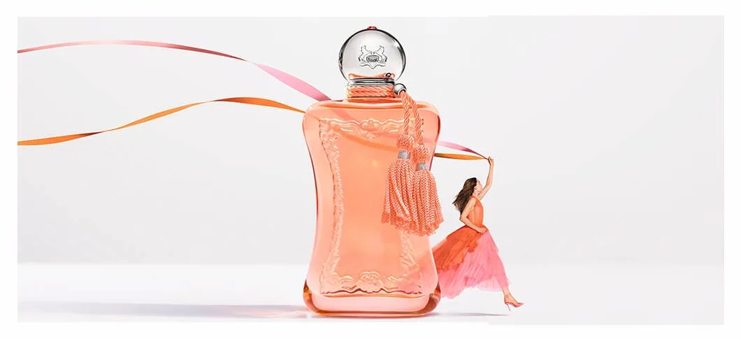 Uploaded image Lav en kort al tekst der beskriver dette billede To modeller viser Benefit-blush: en “Juice Stick” dewy gel blush og en “Play Daze” flydende blush, begge i lyserøde nuancer med fokus på friske, glødende kinder. være mere beskrivende To nærbilleder af modeller med naturlig, strålende hud viser Benefit Cosmetics blush-produkter. Til venstre smiler en model og holder en “Juice Stick” dewy gel blush i en koral-lyserød nuance, mens hendes kinder fremstår glødende og friske. Til højre holder en anden model en “Play Daze” flydende blush i en blød rosa farve, som giver et let, luftigt og rosigt look. Begge billeder har en varm, pink baggrund og fremhæver et saftigt, sundt kindlook. det skal være objektivt To side-by-side billeder fra Benefit Cosmetics. Til venstre ses en person, der holder en koral-lyserød “Juice Stick” gel blush tæt ved ansigtet. Til højre ses en anden person, der holder en lyserød “Play Daze” flydende blush. Begge produkter vises i brug ved kinderne, og baggrundene er i pink nuancer med tekst om produkternes navne og effekt. start med "her ses" Her ses to side-by-side billeder fra Benefit Cosmetics. Til venstre holder en person en koral-lyserød “Juice Stick” gel blush tæt ved ansigtet. Til højre holder en anden person en lyserød “Play Daze” flydende blush. Begge produkter vises ved kinderne, og baggrundene er i pink nuancer med tekst om produkternes navne og effekt. du skal være mere præcis om den tekst der står på billedet Her ses to side-by-side billeder fra Benefit Cosmetics med tekst overlagt. Til venstre står “benefit” øverst samt “Cheeks So JUICY” og “JUICE STICK dewy gel blush”, mens en person holder en koral-lyserød blush-stick ved kinden. Til højre står “Cheeks So Dazed” og “PLAY DAZE airy liquid blush”, mens en anden person holder en lyserød flydende blush ved kinden. Begge billeder har pink baggrunde. Den er super. Noteret. Uploaded image beskriv på samme måde dette Her ses et nærbillede af en person mod en lys, neutral baggrund. Personen er fotograferet fra siden med fokus på ansigtets hudstruktur og makeup, herunder en jævn hudtone, let glød på kinden og naturligt farvede læber. Der er ingen synlig tekst på billedet. uh pas på med det med hudtekstur og tone Her ses et nærbillede af en person mod en lys, neutral baggrund. Personen er fotograferet fra siden med fokus på ansigtet, herunder kind, læber og øje. Personen har let makeup, og der er ingen synlig tekst på billedet. Uploaded image Gør samme med dette billede. du behøve rikke skrive noget ift. tekst når ikke der er tekst på. Her ses flere blush-sticks samlet i en klynge mod en lys, neutral baggrund. Produkterne er i beige emballage med forskellige nuancer af blush i toppen, herunder rosa, koral og bærfarvede toner. Uploaded image og samme Her ses en samling af makeup-produkter fra MIILD placeret på en lys, neutral baggrund. Produkterne inkluderer flasker med foundation, en pumpeflaske, en stick og en rund kompakt, alle i beige og neutrale nuancer med “MIILD” skrevet på emballagen. Uploaded image Samme Her ses et nærbillede af en blush-stick i en beige emballage, hvor en makeupbørste påfører produktet fra overfladen. Produktet har en dyb rød nuance, og baggrunden er lys og neutral. Uploaded image samme Her ses to hudplejeprodukter fra MIILD placeret på en lys, neutral baggrund. Til venstre står en gennemsigtig flaske med pipette, og til højre en krukke med låg. Begge produkter har “MIILD” skrevet på emballagen. beskriv også billedet på denne url: https://images.matas.dk/trsaf/w825/https://damcache-prd.matas.dk/v-639040682421801601/81/8e/492f-dd4f-4a21-8e71-a6921390d62e/517063-CH-JASMINE%20ABSOLUTE%2026-1060x485px-EMAD.jpg Her ses et produktbillede af en parfume mod en lys baggrund. Billedet viser en mørk, højhælet skoformet flakon med blank overflade og en lys blomsterdetalje ved toppen. Produktet er placeret centralt og fremhæves med blødt lys og skygger. hmm synes ikke helt det stemmer: https://images.matas.dk/trsaf/w825/https://damcache-prd.matas.dk/v-639040682421801601/81/8e/492f-dd4f-4a21-8e71-a6921390d62e/517063-CH-JASMINE%20ABSOLUTE%2026-1060x485px-EMAD.jpg Thought for 24s Det har du ret i. Her ses et reklamebillede med to højhælede parfumeflakoner formet som sko til venstre og en siddende person til højre. Den ene flakon er mørkeblå, og den anden er sort med en lys blomsterdetalje. Personen bærer sort tøj og er placeret foran en gylden, stråleformet baggrund. gør samme: https://damcache-prd.matas.dk/v-639040683520075405/4c/62/bd3f-f79d-45e5-8f39-42b023888c75/1.%20Good%20Girl.jpg Her ses et reklamebillede for en Carolina Herrera “Good Girl” parfume. Til venstre vises en højhælet parfumeflakon i mørk farve med en lys blomsterdetalje ved hælen. Til højre ses en person iført sort tøj, placeret mod en gylden baggrund med lysstråler. Billedet er opbygget med kontrast mellem den mørke flakon og den varme, gyldne baggrund. smame med denne: https://damcache-prd.matas.dk/v-639040683520075405/4c/62/bd3f-f79d-45e5-8f39-42b023888c75/1.%20Good%20Girl.jpg Her ses et reklamebillede for Carolina Herrera “Good Girl” parfume. Til venstre vises en højhælet parfumeflakon i sort med blank overflade og en lys blomsterdetalje ved hælen, som er karakteristisk for designet . Til højre ses en person iført sort tøj, placeret foran en gylden baggrund med stråleformede lysdetaljer. Billedet er opdelt i to dele med kontrast mellem den mørke flakon og den varme, gyldne baggrund. Uploaded image Her ses et produktbillede af en Carolina Herrera “Good Girl” parfumeflakon formet som en højhælet sko. Flakonen er mørk med en blank overflade og en fremhævet gylden hæl. Baggrunden består af gyldne, stråleformede linjer på sort baggrund, der udgår bag produktet og skaber fokus på midten. Uploaded image Her ses et produktbillede af en Carolina Herrera “Bad Boy” parfumeflakon formet som et lyn. Flakonen er mørkeblå med en blank overflade og sort låg med logo. Baggrunden består af blå og gyldne, stråleformede linjer på sort baggrund, der udgår bag produktet og skaber fokus på midten. Uploaded image Her ses et produktbillede med tre Carolina Herrera parfumeflakoner formet som højhælede sko. Flakonerne er i henholdsvis sort, mørkeblå og lys rosa med blanke overflader og gyldne hæle. Baggrunden består af gyldne, stråleformede linjer på sort baggrund, der udgår bag produkterne og samler fokus i midten. Uploaded image Her ses et reklamebillede med en bar overkrop af en person med tatoveringer placeret centralt foran en dekorativ, blå baggrund med bølge- og ornamentmønstre samt stråleformede linjer bag hovedet. Til højre i billedet vises to parfumeflakoner formet som overkroppe i henholdsvis mørkeblå og turkis med horisontale striber. ikke "reklamebillede" bare "billede" Her ses et billede med en bar overkrop af en person med tatoveringer placeret centralt foran en dekorativ, blå baggrund med bølge- og ornamentmønstre samt stråleformede linjer bag hovedet. Til højre i billedet vises to parfumeflakoner formet som overkroppe i henholdsvis mørkeblå og turkis med horisontale striber. med en "person med bar overkrop" Her ses et billede med en person med bar overkrop og tatoveringer placeret centralt foran en dekorativ, blå baggrund med bølge- og ornamentmønstre samt stråleformede linjer bag hovedet. Til højre i billedet vises to parfumeflakoner formet som overkroppe i henholdsvis mørkeblå og turkis med horisontale striber. Uploaded image Her ses et billede med to parfumeflakoner med teksten “SCANDAL” på fronten. Den ene flakon er lyserød, og den anden er brunlig med en gradient mod klar bund. Begge har låg formet som et par opadvendte ben i guldfarve. Produkterne er placeret på en mørk overflade med dekorative kuffertelementer i baggrunden mod en sort baggrund. Uploaded image Her ses et billede med to parfumeflakoner med teksten “SCANDAL” på fronten. Den ene flakon er mørkeblå, og den anden er brunlig med en gradient mod klar bund. Begge har guldfarvede låg formet som kroner. Produkterne er placeret på en mørk overflade med dekorative kuffertelementer mod en sort baggrund. Uploaded image Her ses et billede med flere parfumeflakoner formet som overkroppe placeret side om side. Flakonerne er i forskellige nuancer af guld, rav og mørk brun med detaljer i guldfarve og ringformede låg. Baggrunden er gylden med en glansfuld overflade, hvor produkterne spejles. Uploaded image Her ses et billede med to parfumeflakoner formet som overkroppe placeret side om side. Den ene flakon er guldfarvet med vandrette linjer, og den anden er turkis med lyse striber. Produkterne står på en reflekterende overflade mod en gylden baggrund, og der ses dekorative elementer omkring dem. Uploaded image Her ses et billede med en række parfumer fra Balmain placeret side om side mod en blå gradient baggrund. Øverst i billedet står teksten “BALMAIN Uploaded image Her ses et billede af en parfumeflakon placeret centralt mod en lys, neutral baggrund med spejlende flader. På flakonen står teksten “PURE MUSC BLANC narciso rodriguez for her”. Flakonen er hvid med et enkelt, firkantet design og låg i samme farve. Uploaded image Her ses et billede med tre parfumeflakoner i rosa nuancer placeret side om side mod en lys baggrund. På flakonerne står teksten “all of me narciso rodriguez”, og på den midterste står også “floral”. Flakonerne har kantede former med gyldne låg. Uploaded image Her ses et billede med flere parfumeflakoner fra narciso rodriguez placeret samlet mod en lys baggrund med spejlende flader. Flakonerne er i forskellige farver, herunder sort, hvid, rosa og rød, og på dem står teksten “narciso rodriguez for her” samt “PURE MUSC BLANC narciso rodriguez for her” på den hvide flakon. Uploaded image Her ses et billede med flere parfumeflakoner fra narciso rodriguez placeret i en opbygget struktur af mørke træelementer mod en lys baggrund. Flakonerne er i nuancer af blå, grå og grøn, og på dem står teksten “for him narciso rodriguez” samt varianter som “vetiver musc”, “musc santal” og “bleu noir”. Uploaded image Her ses et billede af en parfumeflakon med teksten “NOMADE” placeret udendørs mellem høje planter. Flakonen er gennemsigtig med gyldne nuancer og har en dekorativ snor fastgjort ved halsen. I baggrunden ses himmel og sollys, der skinner gennem planterne. Uploaded image Her ses et billede af en parfumeflakon med teksten “NOMADE” placeret på en lys, sandfarvet overflade. Flakonen er gennemsigtig med gyldne nuancer og har en grøn snor fastgjort ved halsen. Omkring flakonen ligger små blomster og bær samt grønne planter. Uploaded image Her ses et billede med fire parfumeflakoner fra Chloé placeret side om side på en lys overflade. Flakonerne er i klare og gyldne nuancer med riflet glas og sølvfarvede låg samt bånd bundet omkring halsen. På nogle af flakonerne står teksten “Chloé”. Uploaded image Her ses et billede af en parfumeflakon med teksten “NOMADE” placeret på en lys, sandfarvet overflade. Flakonen er gennemsigtig med gyldne nuancer og har en grøn snor fastgjort ved halsen. Omkring flakonen ligger små gule blomster, røde bær og grønne planter. Uploaded image Her ses et billede med to parfumeflakoner med teksten “NOMADE” placeret udendørs mellem høje planter. Flakonerne er gennemsigtige med gyldne nuancer og har henholdsvis en grøn og en rosa snor fastgjort ved halsen. I baggrunden ses himmel og sollys, der skinner gennem planterne. Uploaded image Her ses et billede med tre parfumeflakoner placeret side om side på en lys overflade mod en neutral baggrund. Til venstre ses en flakon med teksten “NOMADE”, og til højre to flakoner med teksten “Chloé”, hvoraf den ene har teksten “LE PARFUM”. Flakonerne er i klare og gyldne nuancer med detaljer som bånd og guldfarvede låg. Uploaded image Her ses et billede med flere produkter fra Lancôme placeret på en lys, reflekterende overflade mod en lys baggrund. Produkterne inkluderer en mascara, en foundation med teksten “TEINT IDOLE ULTRA WEAR”, en serumflaske med teksten “LANCÔME”, en parfumeflakon med lyserød væske og en cremekrukke med teksten “RÉNERGIE H.P.N. 300-PEPTIDE CREAM”. Uploaded image Her ses et billede med to parfumeflakoner i lyserøde nuancer placeret på en lys, reflekterende overflade mod en lys baggrund. Den ene flakon har en sløjfedetalje ved halsen. Ved siden af flakonerne ses en hvid blomst samt dekorative, runde elementer i baggrunden. Uploaded image Her ses et billede med to hudplejeprodukter fra Lancôme placeret på en lys, reflekterende overflade mod en lys baggrund. På det ene produkt står “LANCÔME”, og på det andet står “LANCÔME GÉNIFIQUE ULTIMATE”. Bag produkterne ses dekorative, runde elementer. Uploaded image Her ses et billede med tre mascaraprodukter fra Lancôme placeret på en lys, reflekterende overflade mod en lys baggrund. På produkterne står teksten “LANCÔME HYPNÔSE”, “IDÔLE FLUTTER EXTENSION” og “HYPNÔSE DRAMA”. Den ene mascara er vist åben med børsten synlig. Uploaded image Her ses et billede med flere Lancôme-produkter placeret mod en lys baggrund. Produkterne inkluderer en flaske med teksten “LANCÔME GÉNIFIQUE ULTIMATE”, en parfumeflakon med lyserød væske, en flaske med teksten “La vie est belle” vendt på hovedet, samt en krukke med teksten “RÉNERGIE H.P.N. 300-PEPTIDE CREAM”. Uploaded image Her ses et billede med en person placeret til venstre mod en rød baggrund samt en parfumeflakon til højre. På flakonen står teksten “POWER OF YOU” og “EMPORIO ARMANI”. Nederst til venstre i billedet står teksten “KENDALL JENNER”. Uploaded image Her ses et billede med flere parfumeflakoner fra CLEAN placeret mod en rosa baggrund. På billedet står teksten “CLEAN EST. 2003” samt “nothing to hide, everything to love”. Flakonerne har pink etiketter med teksten “CLEAN” og er vist i bevægelse. Uploaded image Her ses et billede med tre parfumeflakoner fra ZARKOPERFUME placeret side om side mod en hvid, struktureret baggrund. På flakonerne står teksterne “MOLECULE 234.38”, “PINK MOLECULE 090.09” og “THE MUSE”. Flakonerne er i klare og lyserøde nuancer med guldfarvede låg. Uploaded image Her ses et billede af en parfumeflakon fra ZARKOPERFUME placeret på en lys marmorlignende overflade. På flakonen står teksten “ZARKOPERFUME” og “eau de parfum”, og etiketten har et lille rødt hjerte. Flakonen er gennemsigtig med gyldne nuancer og har et guldfarvet låg. Uploaded image Her ses et billede af en parfumeflakon fra ZARKOPERFUME placeret på en lys overflade. På flakonen står teksten “ZARKOPERFUME THE LAWYER eau de parfum”. Flakonen er rund og gennemsigtig med gyldne nuancer og har et guldfarvet låg. Uploaded image Her ses et billede af en rund parfumeflakon set oppefra placeret på en lys marmorlignende overflade. På flakonen står teksten “CLOUD COLLECTION ZARKOPERFUME” skrevet i en cirkel omkring midten. Flakonen er gennemsigtig med gyldne nuancer og en mørk cirkel i centrum. Uploaded image Her ses et billede med flere parfumeflakoner fra ZARKOPERFUME placeret spredt på en lys, reflekterende overflade. På flakonerne står teksten “ZARKOPERFUME YOUTH eau de parfum”. Flakonerne er gennemsigtige med klare væsker og har guldfarvede låg. Uploaded image Her ses et billede af en parfumeflakon med teksten “RALPH LAUREN” på fronten. Flakonen er gennemsigtig med et markeret logo på midten og placeret på en mørk overflade. I baggrunden ses teknisk udstyr med knapper og drejeknapper samt lysreflekser. Uploaded image Her ses et billede med to parfumeflakoner fra Ralph Lauren placeret side om side. På begge flakoner står teksten “RALPH LAUREN ROMANCE”, og på den røde flakon står også “EAU DE PARFUM INTENSE”. Flakonerne er i henholdsvis klar og rød nuance med sølvfarvede låg og er placeret på en træoverflade med en sløret naturbaggrund. Uploaded image Her ses et billede med tre parfumeflakoner fra Polo Ralph Lauren placeret side om side mod en blå baggrund. På den midterste flakon står teksten “Polo EST 67”, mens de to andre har det klassiske polo-logo. Flakonerne er i blå og rød nuance med sølvfarvede låg. Uploaded image Her ses et billede af en parfumeflakon fra Polo Ralph Lauren holdt i en hånd. Flakonen er i en pink nuance med det grønne polo-logo på fronten og har et sølvfarvet låg. Baggrunden er sløret med naturprægede farver. Uploaded image Her ses et billede med en person placeret til venstre mod en mørk baggrund med lilla farveelementer. Til højre vises flere parfumeflakoner i farverne pink, lilla og gul. Øverst står teksten “euphoria Calvin Klein”, og nederst står “the new elixir collection worn by Rosalía”. Uploaded image Her ses et billede med tre parfumeflakoner fra Calvin Klein placeret side om side på en lys, reflekterende overflade mod en lys baggrund. Flakonerne er i farverne pink, lilla og gul med blanke overflader og aflange låg. Uploaded image Her ses et billede af en parfumeflakon placeret centralt mod en lys baggrund. På flakonen står teksten “ETERNITY FOR WOMEN”, “EAU DE PARFUM” og “CALVIN KLEIN”. Flakonen er gennemsigtig med en lys gul væske og har et sølvfarvet låg. Uploaded image Her ses et billede af en parfumeflakon placeret centralt mod en lys baggrund. På flakonen står teksten “ETERNITY FOR MEN”, “AROMATIC ESSENCE” og “Calvin Klein”. Flakonen er i en turkis nuance med gennemsigtig overflade og har et sølvfarvet låg. Uploaded image Her ses et billede med fire produkter fra Calvin Klein placeret side om side mod en lys baggrund. På produkterne står “Calvin Klein” samt varianterne “silky coconut”, “sheer peach”, “nude vanilla” og “cotton musk”. Produkterne er i blå, orange, rosa og grønne nuancer med ensartet emballage. Uploaded image Her ses et billede med en person placeret til venstre mod en blå baggrund samt en parfumeflakon til højre. På billedet står teksten “aramis” og “Starring DWYANE WADE”, og på flakonen står “INTUITION eau de parfum” samt “aramis”. Uploaded image Her ses et billede med to personer placeret centralt foran en mørk baggrund med orange lys. Øverst står teksten “BOSS”, og nederst står “BOSS THE SCENT” samt “FUSE THE SENSES WITH THE NEW INTENSE FRAGRANCES”. Foran personerne ses to parfumeflakoner i gyldne nuancer. Uploaded image Her ses et billede med fire parfumeflakoner placeret side om side mod en rød baggrund. På alle flakoner står teksten “ALIVE”. Flakonerne er i forskellige røde og orange nuancer med guldfarvede låg. Uploaded image Her ses et billede med to parfumeflakoner fra BOSS placeret side om side mod en mørk baggrund med orange lys. På flakonerne står teksten “BOSS”, og på den ene også “THE SCENT”. Bag produkterne ses en orange blomst og mørke frugtelementer. Uploaded image Her ses et billede med en person i bad, hvor håret vaskes med shampoo. I baggrunden står to produkter på en hylde med teksten “Hair Repair” og “Shampoo 4”. Uploaded image Her ses et billede med en person med vådt hår, hvor et produkt holdes op foran kroppen. På produktet står teksten “PURELY Treatment 1” samt “LEAVE-IN HAIR”. Der ses vanddråber på huden, og baggrunden er mørk. Uploaded image Her ses et billede af flere hudplejeprodukter placeret ved en vask med en sølvfarvet vandhane og lyse fliser i baggrunden. På produkterne står blandt andet “Facial Cleanser”, “Face Mist” og “Multi Base”. Produkterne er i lyse og neutrale emballager. Uploaded image Her ses et billede af en person, der trykker skum ud fra en pumpeflaske ned i hånden. På flasken ses teksten “Styling Mousse 1”. Personen er iført et lyst håndklæde, og baggrunden er varm og neutral. Uploaded image Her ses et billede af en shampoo-flaske placeret på en lys overflade ved en væg med lyse fliser. På flasken står teksten “PURELY Shampoo 4”. Der ses en klud ved siden af flasken, og der er vanddråber på produktet. Uploaded image Her ses et billede med flere hårplejeprodukter fra Umberto Giannini placeret samlet mod en lyserød baggrund. På produkterne står blandt andet “Curl Jelly”, “Banana Butter”, “Scalp Restore” og “Thirsty Curls”. Til højre i billedet står teksten “Umberto Giannini”. Uploaded image Her ses et billede af et hårprodukt med teksten “Banana Butter” placeret centralt mod en lyserød baggrund. Produktet er omgivet af bananer og kokosstykker. På emballagen står også “VEGAN”, “CRUELTY FREE” og “LEAVE-IN CONDITIONER”. Uploaded image Her ses et billede med flere hårprodukter fra Umberto Giannini placeret på små podier mod en lyserød baggrund. På produkterne står blandt andet “Curl Jelly Refresh”, “Curl Jelly Wash”, “Curl Jelly Care” og “Curl Jelly”. Produkterne er i pink emballage med hvid tekst. Uploaded image Her ses et billede med flere hårprodukter fra Umberto Giannini placeret mod en lys baggrund. På produkterne står blandt andet “Frizz Fix”, “The Frizz Oil” og “Blow Dry Frizz”. Produkterne er i grå og orange emballage med pink og hvid tekst, og der ses dekorative dråbeelementer omkring dem. Uploaded image Her ses et billede med hårprodukter fra Umberto Giannini placeret mod en lyserød baggrund. På produkterne står blandt andet “Scalp Restore” og “Scalp Scrub”. Produkterne er i grønne og lyse emballager og er omgivet af ananas og kokosstykker. Uploaded image Her ses et billede med flere hårplejeprodukter fra Briogeo placeret samlet mod en lys baggrund. Produkterne består af krukker og en tube i hvide, pink og grønne farver med teksten “Briogeo” på emballagen. Uploaded image Her ses et billede med flere hår- og kropsplejeprodukter fra Løwengrip placeret spredt mod en lys baggrund. Produkterne inkluderer blandt andet “Detox Shampoo”, “Light Dry Shampoo”, “Deodorant”, “Hand Balm” og “Hair Mask”. Produkterne er i forskellige farver som grøn, beige, rosa og sort med ensartet design. Uploaded image Her ses et billede med flere hårplejeprodukter fra Løwengrip placeret samlet på en lys overflade mod en lys baggrund. På produkterne står blandt andet “Volumizing Shampoo”, “Color Conditioner”, “Detox Shampoo”, “Hair Mask” og “Sensitive Dry Scalp Serum”. Produkterne er i forskellige farver som beige, rosa, sort og grøn. Uploaded image Her ses et billede med flere hårprodukter fra Løwengrip placeret på podier mod en lys baggrund. På produkterne står blandt andet “Shine Refresh Spray”, “Light Dry Shampoo”, “Sensitive Hairspray”, “Smoothing Balm” og “Dry Shampoo”. Produkterne er i hvide emballager med sort låg. Uploaded image Her ses et billede med to produkter fra Løwengrip placeret på hver sin riflet blok mod en lys baggrund. På produkterne står teksten “HAND BALM” og “HAND SOAP”. Produkterne er i beige emballage med sorte pumper. Uploaded image Her ses et billede med fem deodoranter fra Løwengrip placeret på en lys overflade mod en lys baggrund. På produkterne står teksten “DEODORANT”. Produkterne er i forskellige farver som rosa, beige, grøn og grå med sorte låg. Uploaded image Her ses et billede med tre hårplejeprodukter fra UNOVE placeret mod en lyserød baggrund. På produkterne står blandt andet “DEEP DAMAGE REPAIR SHAMPOO”, “DEEP DAMAGE TREATMENT EX” og “NO-WASH TREATMENT”. Produkterne er i mørkeblå og beige emballage. Uploaded image Her ses et billede med flere hårplejeprodukter fra milk_shake placeret spredt på en lys overflade. På produkterne står blandt andet “milk_shake moisture plus shampoo” og “conditioner”. Produkterne er primært i orange og hvide emballager, og der ses frugt og vanddråber omkring dem. Uploaded image Her ses et billede af en shampoo-flaske fra milk_shake placeret mod en grøn baggrund med vanddråber og blade. På flasken står teksten “milk_shake deep detox shampoo”. Flasken er i lysegrøn og hvid emballage. Uploaded image Her ses et billede med to flasker fra milk_shake placeret mod en lys baggrund med væske, der sprøjter omkring dem. På flaskerne står teksten “milk_shake leave in conditioner”. Flaskerne er i lyse nuancer med orange sprayhoveder. Uploaded image Her ses et billede af et produkt fra milk_shake placeret mod en gul baggrund. På flasken står teksten “milk_shake incredible serum”. Produktet er i en orange flaske, og der løber en hvid væske ned langs siden. Uploaded image Her ses et billede med to hårprodukter fra milk_shake placeret mod en lyserød baggrund. På produkterne står teksten “milk_shake LIFESTYLING”, “Liquid Styler” og “Smoothing Cream”. Produkterne er i hvide emballager med orange og lyserøde detaljer. Uploaded image Her ses et billede med tre produkter fra DEPOT placeret på en lys baggrund. Produkterne er i brune flasker og tuber med etiketter, hvor der står “DEPOT”. Omkring produkterne ses naturmaterialer som træstykker, korn og små grønne frugter. Uploaded image Her ses et billede med tre produkter fra DEPOT placeret på en lys, reflekterende overflade med stenblokke i baggrunden. På produkterne står blandt andet “DEPOT”, “No. 001 Cleansing Gel”, “No. 209 Soothing Scalp Lotion” og “Anti-Dandruff Soothing Shampoo”. Produkterne er i brune emballager med hvide etiketter. Uploaded image Her ses et billede med flere produkter fra DEPOT placeret på en overflade ved en vask. På produkterne står blandt andet “DEPOT”, “No. 305 Hair Styling”, “No. 310 Curl Designer”, “No. 301 Matt Paste” og “No. 309 Texturizing Dust”. Produkterne er i brune og sølvfarvede emballager med hvide etiketter. Uploaded image Her ses et billede med flere produkter fra DEPOT placeret på en overflade mod en lys baggrund. På produkterne står blandt andet “DEPOT”, “Moisturizing Shaving Cream”, “After Shave Balm”, “Restoring Aftershave” og “Pre & Post Shave Emollient Fluid”. Der ligger også en barberkniv foran produkterne. Uploaded image Her ses et billede med tre produkter fra DEPOT placeret på en hylde mod en flisevæg. På produkterne står blandt andet “DEPOT”, “Hair & Body Shampoo” og “Gentle Body Wash”. Produkterne er i brune flasker samt en lys sæbe. Uploaded image Her ses et billede med tre personer placeret tæt sammen og set forfra. De står foran en baggrund med træpaneler og loftdetaljer. Personerne har forskellige frisurer og makeup, og den midterste har en gul hårspænde i håret. Uploaded image Her ses et billede med flere hårplejeprodukter fra SACHAJUAN placeret samlet på en lys, reflekterende overflade mod en blå baggrund. På produkterne står teksten “SACHAJUAN”. Produkterne er i blå og hvide emballager, og der ses vand, der sprøjter omkring dem. Uploaded image Her ses et billede med to shampoo-flasker fra SACHAJUAN placeret mod en lys baggrund. På flaskerne står teksten “SACHAJUAN Scalp Shampoo”. Den ene flaske står oprejst, mens den anden ligger ned. Uploaded image Her ses et billede med flere flasker fra SACHAJUAN placeret på række mod en lys baggrund. På den forreste flaske står teksten “SACHAJUAN Ocean Mist Volume Conditioner”. Flaskerne er i lyseblå farve med hvide låg. Uploaded image Her ses et billede med tre hårstylingprodukter fra SACHAJUAN placeret på en lys, reflekterende overflade mod en lys baggrund. På produkterne står teksten “SACHAJUAN”, “Volume Cream”, “Volume Powder” og “Root Lift”. Produkterne er i hvide emballager. Uploaded image Her ses et billede af et hårprodukt fra SACHAJUAN placeret centralt mod en lys baggrund. På produktet står teksten “SACHAJUAN Hair Repair Treatment”. Produktet er i en mørk, metallisk tube med sort låg. Uploaded image Her ses et nærbillede af en person, der smiler med lukkede øjne. Ansigtet fylder billedet, og håret bevæger sig let foran ansigtet. Uploaded image Her ses et billede med flere elektriske hårstylingredskaber placeret på en lys overflade mod en lys baggrund. Produkterne inkluderer blandt andet en hårtørrer, rundbørster og stylingværktøjer i forskellige farver som grøn, blå, rosa og sølv. Uploaded image Her ses et billede opdelt i to dele. Til venstre ses en person iført en grøn kjole foran en lys baggrund. Til højre ses flere elektriske hårstylingredskaber placeret på podier mod en lys baggrund, herunder en hårtørrer, børster og stylingværktøjer. Uploaded image Her ses et billede opdelt i to dele. Til venstre ses en person iført en lys trøje og en brun nederdel foran en lys baggrund. Til højre ses et elektrisk stylingværktøj placeret på en lys overflade med transparente blokke i baggrunden. Uploaded image Her ses et billede opdelt i to dele. Til venstre ses en person iført en lys bluse og bukser foran en hvid murstensvæg. Til højre ses et glattejern placeret mod en mørk baggrund med lysreflekser. Uploaded image Her ses et billede opdelt i to dele. Til venstre ses en person iført en lys cardigan og bukser foran en lys baggrund. Til højre ses flere elektriske barber- og trimmerværktøjer placeret på podier mod en lys baggrund. Uploaded image Her ses et billede med to personer placeret side om side mod en lyserød baggrund. Den ene holder et produkt i en lyserød emballage, mens den anden holder et mindre produkt. Begge smiler, og produkterne er placeret centralt i fokus. Uploaded image Her ses et billede med to personer, hvor den ene føntørrer den andens hår. Øverst i billedet står teksten “Remington EST. NEW YORK 1937”. Billedet er i sort-hvid med røde farveelementer. Uploaded image Her ses et billede med en hårtørrer og et glattejern placeret på en lys overflade med kubiske podier i baggrunden. Produkterne er i metaliske nuancer med detaljer i kobberfarve. Uploaded image Her ses et billede af en elektrisk barbermaskine med tre roterende skær placeret på en overflade. Omkring den ligger forskellige tilbehørsdele og en blå klud i baggrunden. Uploaded image Her ses et billede af en elektrisk trimmer placeret på en lys overflade med en rund plade i baggrunden. Trimmeren er i grå og sort design med en tænd/sluk-knap på fronten. Uploaded image Her ses et billede af en person set bagfra, siddende på en stol mod en gradient baggrund i blå og gul. Personen holder et lille produkt op i hånden. Til venstre i billedet står teksten “BONDI BOOST”. Uploaded image Her ses et billede med tre hårprodukter fra Wella Professionals placeret til højre mod en mørk baggrund. Øverst til venstre står “WELLA PROFESSIONALS”, og i midten står teksten “THE ULTIMATE COLLECTION” samt “YOUR HAIR. TRANSFORMED.” Produkterne har tekster som “ULTIMATE SMOOTH”, “ULTIMATE REPAIR” og “ULTIMATE COLOR”. Uploaded image Her ses et billede med tre hårplejeprodukter fra COSRX placeret mod en lys baggrund. På produkterne står teksten “PEPTIDE 132” samt “Ultra Perfect Hair Bonding Oil Serum”, “Shampoo” og “Treatment”. Produkterne er i klare, beige og hvide emballager med sorte låg. Uploaded image Her ses et billede af en person mod en blå baggrund, hvor en stor pink stofflade holdes op og bevæger sig bag personen. Personen har armene løftet og er iført en hvid top. Uploaded image Her ses et billede af en parfumeflakon med teksten “GUESS ICONIC” placeret på en lys overflade. Flakonen er i klare og rosa nuancer med guldfarvet låg og detaljer. Omkring flakonen ses smykker som perler og øreringe. Uploaded image Her ses et billede af en parfumeflakon med teksten “GUESS ICONIC” placeret mod en varm, orange baggrund. Flakonen har guldfarvede detaljer og en brun rem med et “G”-logo. Omkring flakonen ses appelsiner og grønne blade samt et stykke stof. Uploaded image Her ses et billede med fire parfumeflakoner fra GUESS placeret side om side foran en havbaggrund. På flakonerne står teksten “GUESS AMORE” samt “PORTOFINO”, “ROMA”, “CAPRI” og “VENEZIA”. Flakonerne har forskellige mønstre og farver med guldfarvede låg. Uploaded image Her ses et billede med fire produkter fra GUESS placeret side om side mod en mørk baggrund med farvegradient. På produkterne står teksten “GUESS USA” og “SEXY SKIN” samt varianterne “SOLAR WARMTH”, “SWEET SUGAR”, “WILD FLOWER” og “TROPICAL BREEZE”. Produkterne er i orange, pink, lilla og blå nuancer med guldfarvede låg. Uploaded image Her ses et billede med flere hårplejeprodukter fra Nilens Jord placeret side om side mod en lys, reflekterende baggrund. På produkterne står teksten “NILENS JORD” samt varianter som “Repair Shampoo”, “Hydration Shampoo” og “Volume Shampoo”. Produkterne er i lyse grønne og rosa nuancer. Uploaded image Her ses et billede med tre foundation-flasker og en rund beholder fra Sandstone placeret på en lys overflade. På flaskerne står teksten “sandstone Skincare Foundation”, og på den runde beholder står “sandstone”. Produkterne er i forskellige hudtoner med sorte låg. Uploaded image Her ses et billede med fem lipgloss-produkter fra Sandstone placeret side om side på en lys overflade. På produkterne står teksten “sandstone lipglace”, og de er i forskellige nuancer fra lyserød til orange og brun med sorte låg. Uploaded image Her ses et billede med flere makeupbørster fra Sandstone placeret i en holder på en lys overflade. Børsterne har lyse børstehår og skaft med teksten “sandstone”. I baggrunden ses et spejl og dekorative elementer. Uploaded image Her ses et billede med flere øjenskygger fra Sandstone placeret på en overflade. Nogle af produkterne er åbne, og på dem står teksten “sandstone”. Farverne er i neutrale nuancer som brun og beige. Uploaded image Her ses et billede af en pudder og en makeupbørste fra Sandstone placeret på en marmorlignende overflade. På børsten står teksten “sandstone”. Produktet er i en varm brun nuance og omgivet af tørrede planter. Uploaded image Her ses et billede med teksten “DIOR” skrevet med store, sorte bogstaver mod en lys baggrund. Uploaded image Her ses et billede af en person, der holder et produkt op ved ansigtet. På billedet står teksten “DIOR ADDICT” og “THE NEW LIP GLOW OIL”. Personen er placeret centralt mod en lys baggrund. Uploaded image Her ses et billede opdelt i to dele. Til venstre ses en person, der holder et produkt op ved ansigtet. I midten står teksten “DIOR ADDICT” og “THE NEW LIP GLOW OIL”. Til højre ses flere lip oil-produkter placeret i en dekorativ ramme. Uploaded image Her ses et billede med tre lip oil-produkter fra Dior placeret mod en lys baggrund med pink og hvide teksturer. På produkterne ses “Dior”-logoet, og én applikator er synlig med produkt på. Uploaded image Her ses et billede af en person, der holder tre lip oil-produkter fra Dior op foran ansigtet. Produkterne er i pink, orange og lilla nuancer med “Dior”-logoet. Personen er placeret mod en lys baggrund. Uploaded image Her ses et billede af en parfumeflakon fra Dior placeret centralt mod en lys baggrund. Flakonen er i en pink nuance med “Dior”-logoet på fronten og er omgivet af lyserøde blomster. Uploaded image Her ses et billede af en parfumeflakon fra Dior placeret centralt mod en lys baggrund. Flakonen er i en orange nuance med “Dior”-logoet på fronten og er omgivet af frugt og hvide blomster. Uploaded image Her ses et billede af en parfumeflakon fra Dior placeret centralt mod en lys baggrund. Flakonen er i en lilla nuance med “Dior”-logoet på fronten og er omgivet af hindbær og små lilla blomster. https://vimeo.com/1157227386?fl=pl&fe=cm Jeg kan ikke åbne eller afspille selve videoen fra linket direkte her. Hvis du vil have en beskrivelse i samme stil som dine billeder, kan du gøre én af disse: Uploade en screenshot fra videoen Eller kort beskrive hvad der sker i videoen Så laver jeg en præcis, objektiv tekst til dig 👍 Uploaded image skriv AL tekten Her ses et billede af en stor parfumeflakon i orange nuance placeret mod en lys baggrund. Flakonen har et dekorativt mønster og en kvast ved halsen. En person i en orange og pink kjole sidder ved siden af flakonen og holder et bånd, der snor sig bag produktet.
