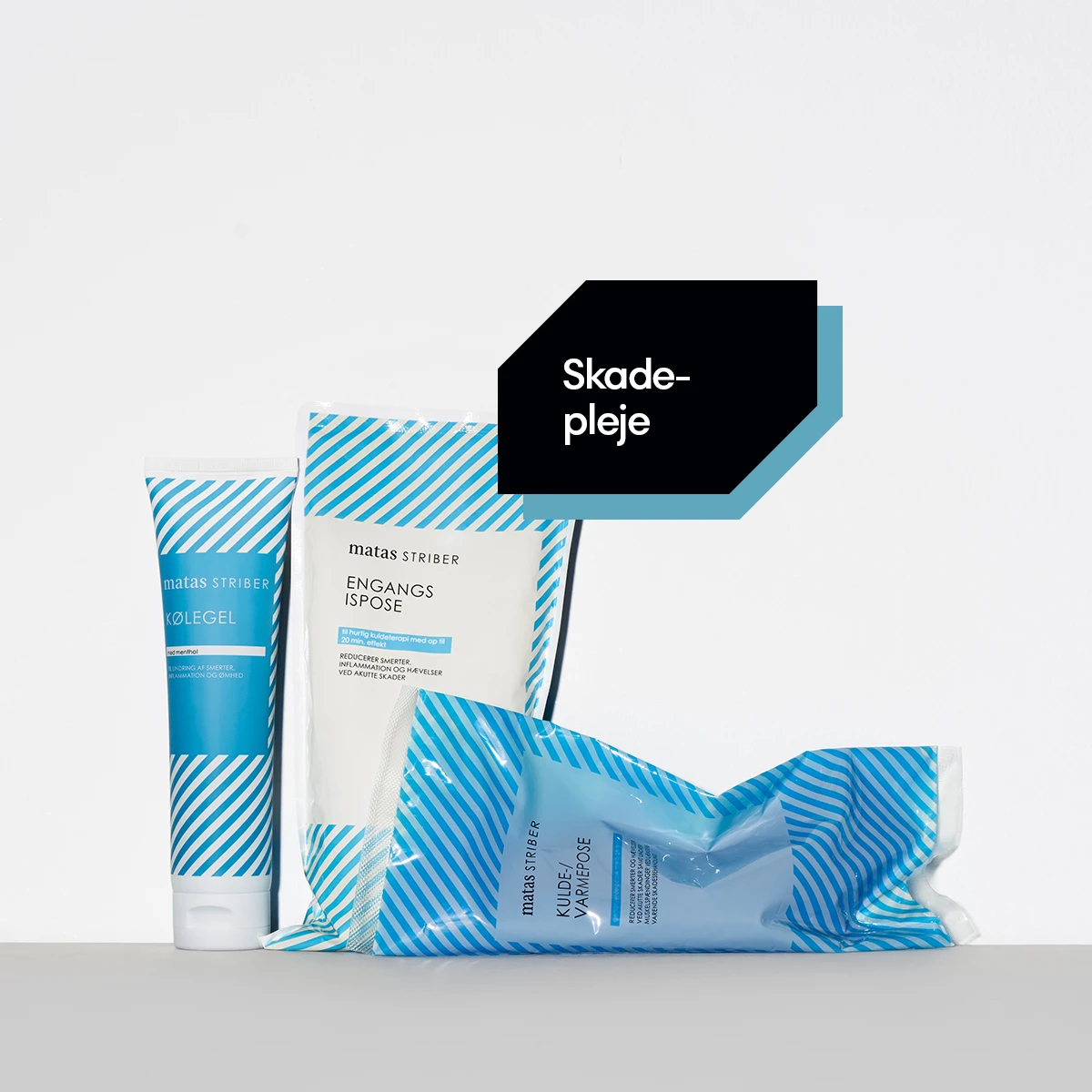 Her ses Matas Striber Kølegel, Engangsispose og Kulde-/Varmepose på en hvid baggrund med lyseblå diagonale striber langs kanten. Teksten "Skadepleje" står nederst på billedet.