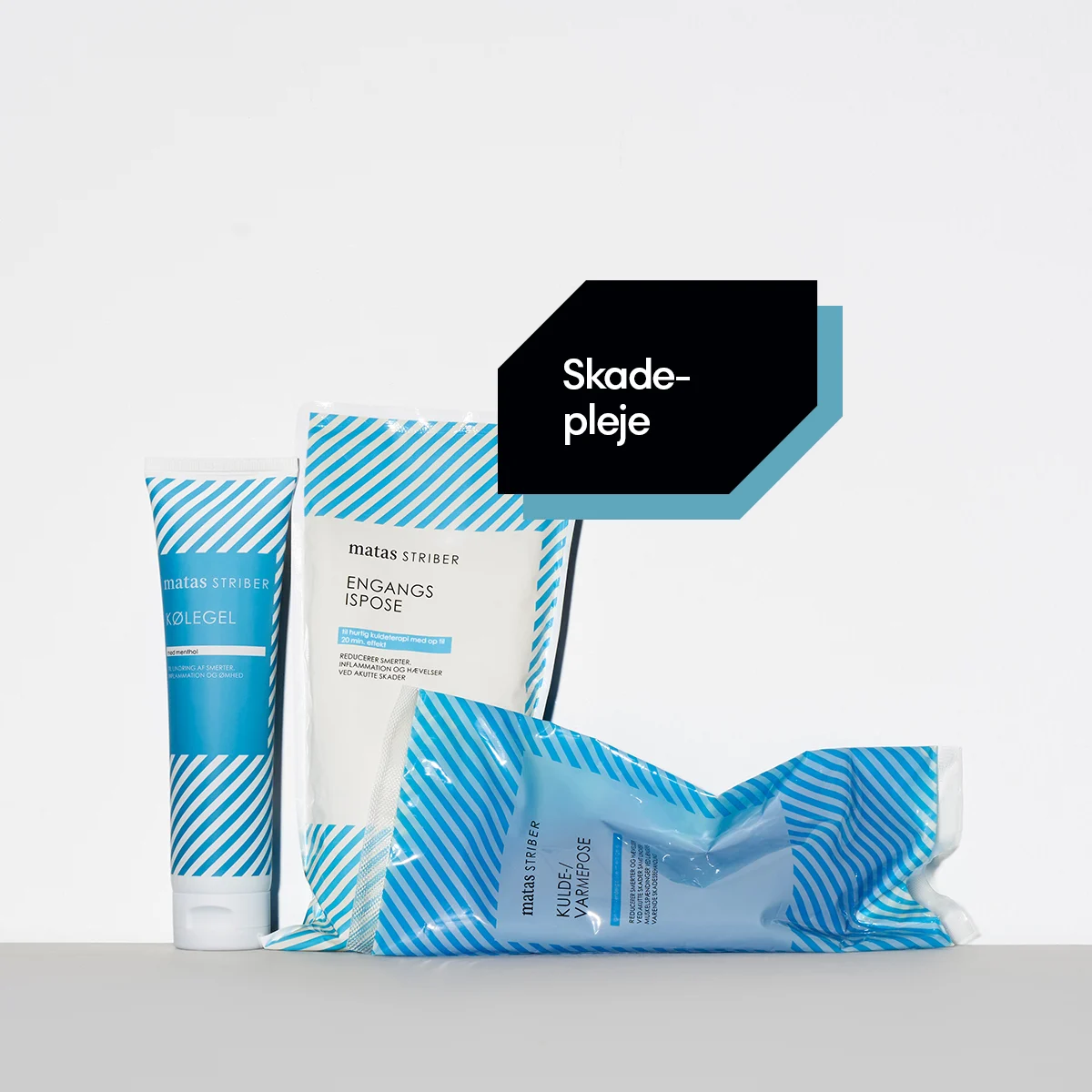 Her ses Matas Striber Kølegel, Engangsispose og Kulde-/Varmepose på en hvid baggrund med lyseblå diagonale striber langs kanten. Teksten "Skadepleje" står nederst på billedet.