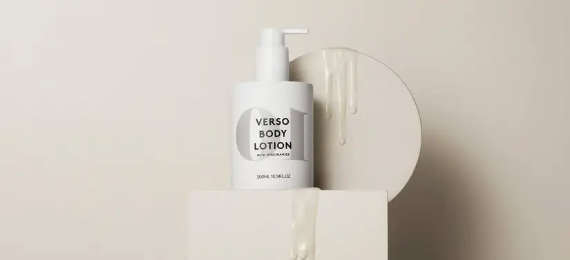 Her ses et hvidt Verso produkt på en firkantet og cirklet holder i beige - samme farve som baggrunden. Produktet har sprøjtet lidt af cremen ud.