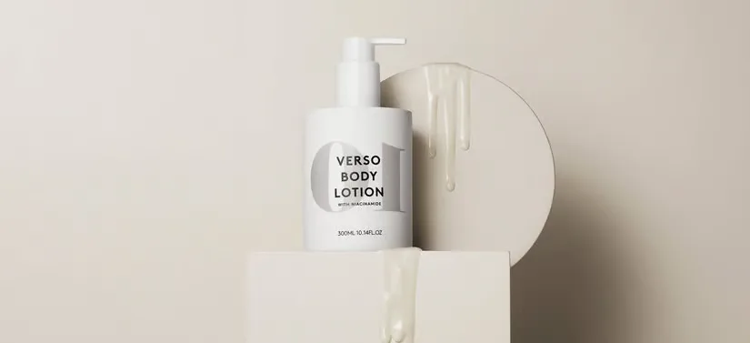 Her ses et hvidt Verso produkt på en firkantet og cirklet holder i beige - samme farve som baggrunden. Produktet har sprøjtet lidt af cremen ud. 