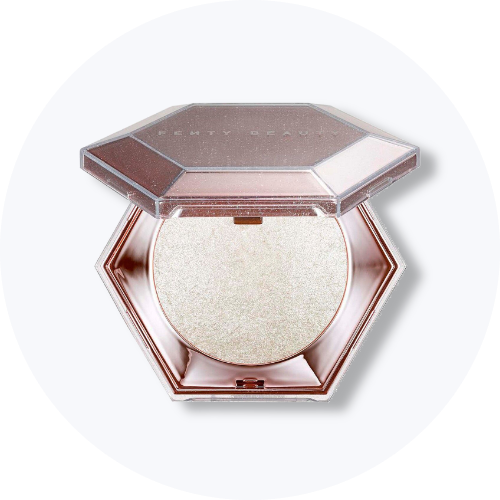 Fenty Beauty diamantformet highlighter-kompakt, åben for at afsløre glitrende lyst pudder.
