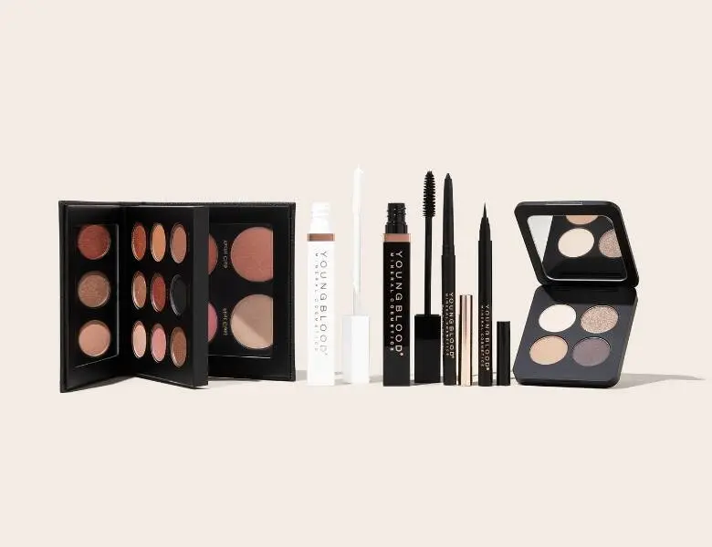 Her ses en lys baggrund med flere forskellige makeupproduktet til øjnene.