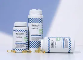 Her ses en blå og hvid baggrund med tre hvide og blå Matas Striber Fiskeolie produkter. 
