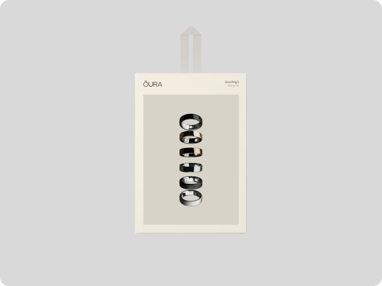 Oura Ring 3 Sizing Kit-kort med seks ringe i forskellige farver og metalliske finishes.