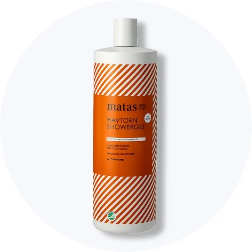 Matas Havtorn Showergel i hvid flaske med orange striber og etiket. På etiketten står: Siden 1949, Fedtfattig & fuld af blødhed, Aktiv antioxidant og nærende, Daglig dansk velvære, Alle hudtyper.