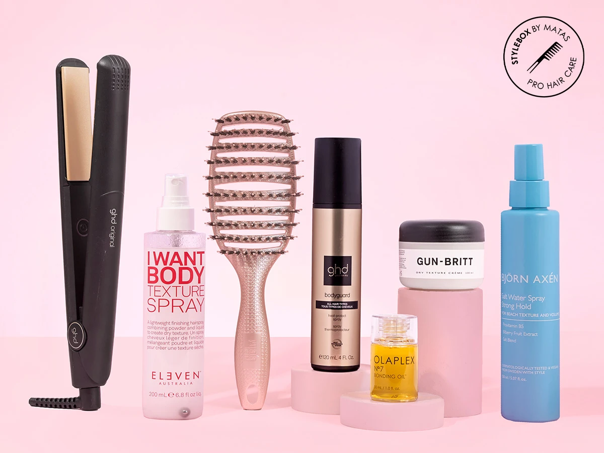 ghd glattejern, rosaguld børste og seks hårplejeprodukter som spray, olie og creme.