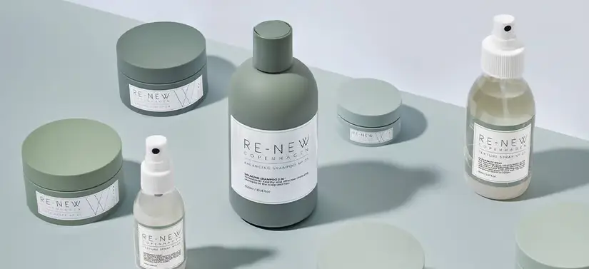 Her ses et antal af Re-New Copenhagen produkter på grøn-blå baggrund.