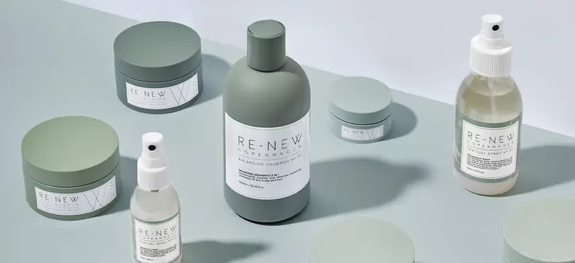 Her ses et antal af Re-New Copenhagen produkter på grøn-blå baggrund.