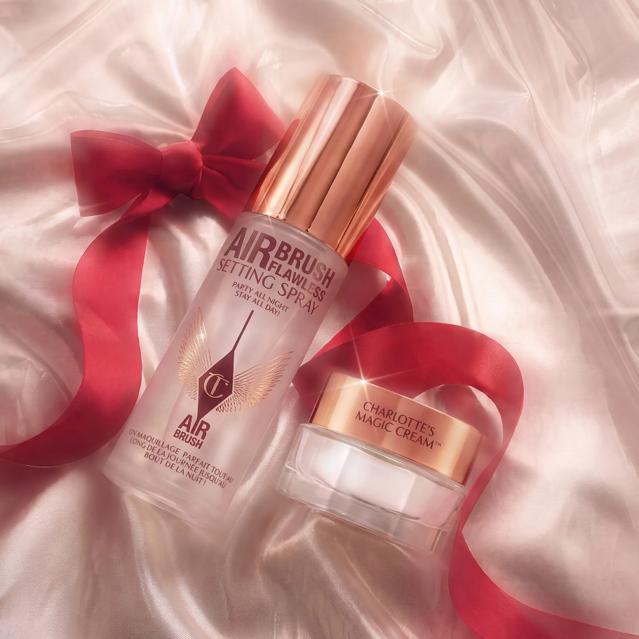 Charlotte Tilbury Airbrush Flawless Setting Spray ('Party All Night, Stay All Day!') og Magic Cream. Med et rødt bånd på silke.