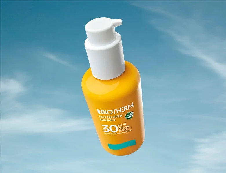 Her ses tre solprodukter fra Biotherm med en blå himmel som baggrund. 
