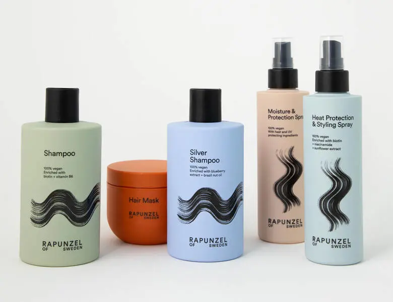 Her ses fem forskellige produkter til håret fra Rapunzel of Sweden. De har alle forskellige farver og er på en hvid baggrund.