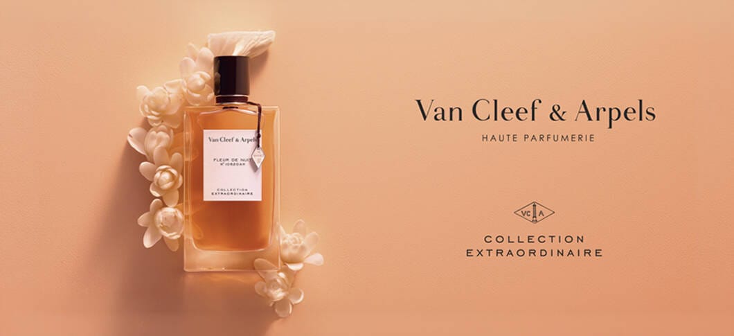 Her ses et billede af en parfumeflakon fra Van Cleef & Arpels placeret til venstre mod en beige baggrund med blomster omkring. På billedet står teksten “Van Cleef & Arpels”, “HAUTE PARFUMERIE” og “COLLECTION EXTRAORDINAIRE”.