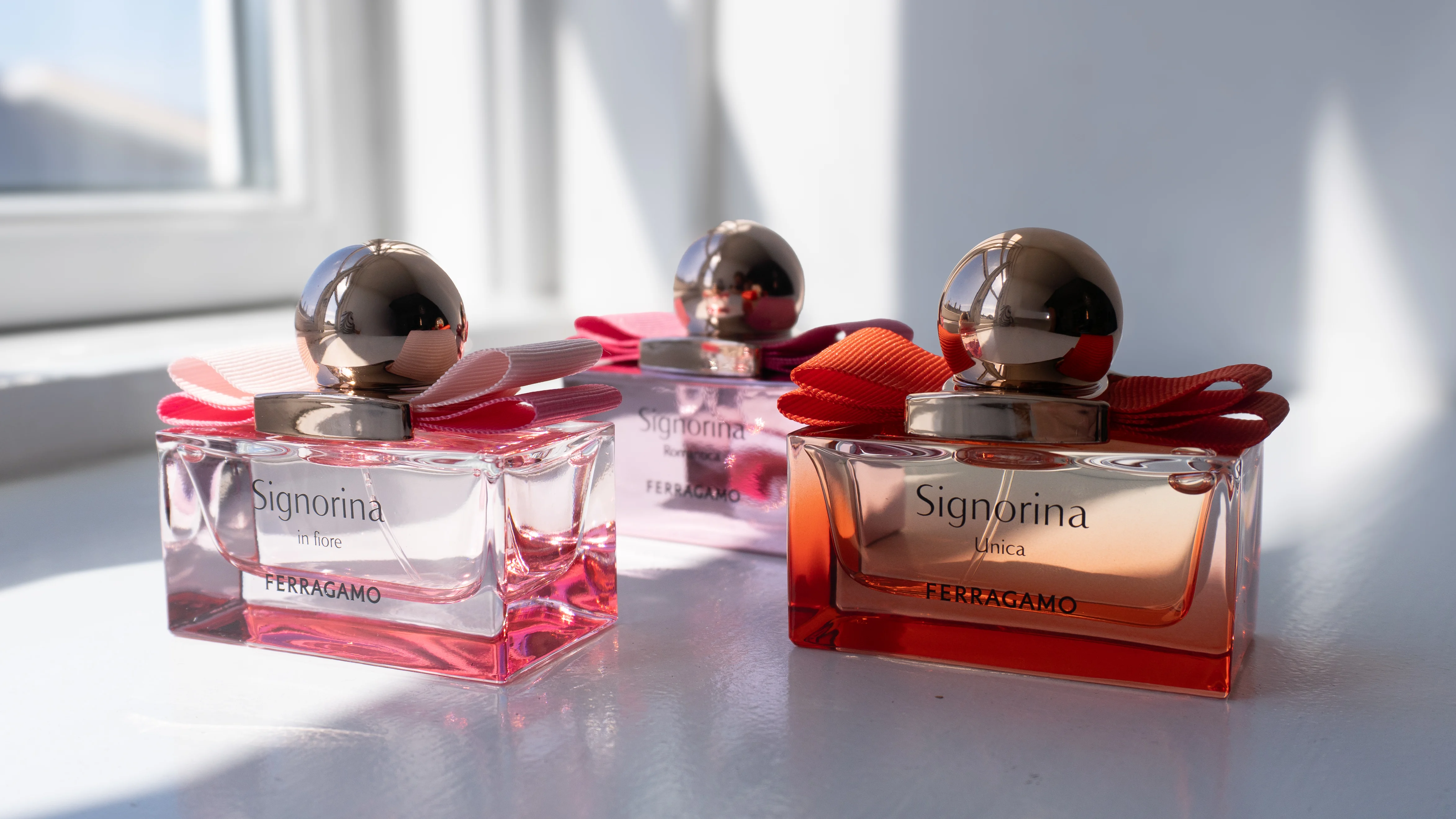 ferragamo parfumer på et bord