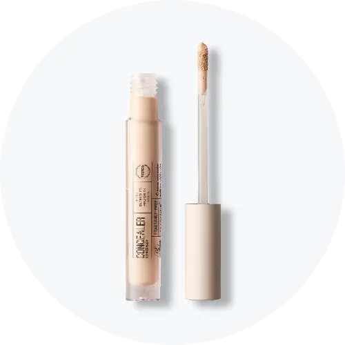 Her ses en Ecooking Concealer i en lys beige nuance. Concealeren er åben, så applikatoren med produkt på spidsen ses ved siden af beholderen.