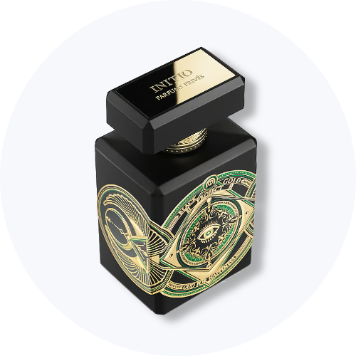 Her ses et billede af en parfumeflakon fra INITIO Parfums Privés placeret centralt mod en lys, rund baggrund. Flakonen er sort med guldfarvede og grønne dekorative mønstre samt teksten “INITIO PARFUMS PRIVÉS”.