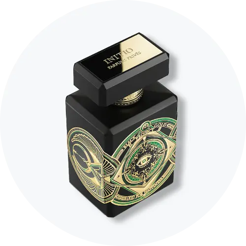 Her ses et billede af en parfumeflakon fra INITIO Parfums Privés placeret centralt mod en lys, rund baggrund. Flakonen er sort med guldfarvede og grønne dekorative mønstre samt teksten “INITIO PARFUMS PRIVÉS”.