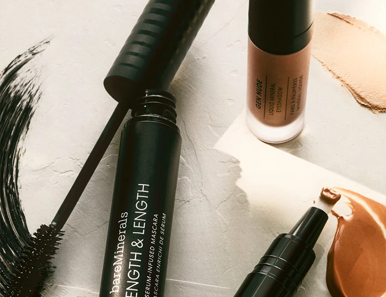 bareMinerals Length & Length mascara og Gen Nude flydende øjenskygge, vist med makeup-prøver.
