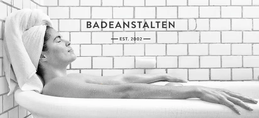 Her ses et gråt billede af en kvinde som ligger afslappende i et badekar.