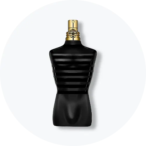 Her ses en sort parfumeflakon formet som en mandlig torso med vandrette striber og guldfarvet spraytop. Flakonen står centralt mod en lys, rund baggrund.